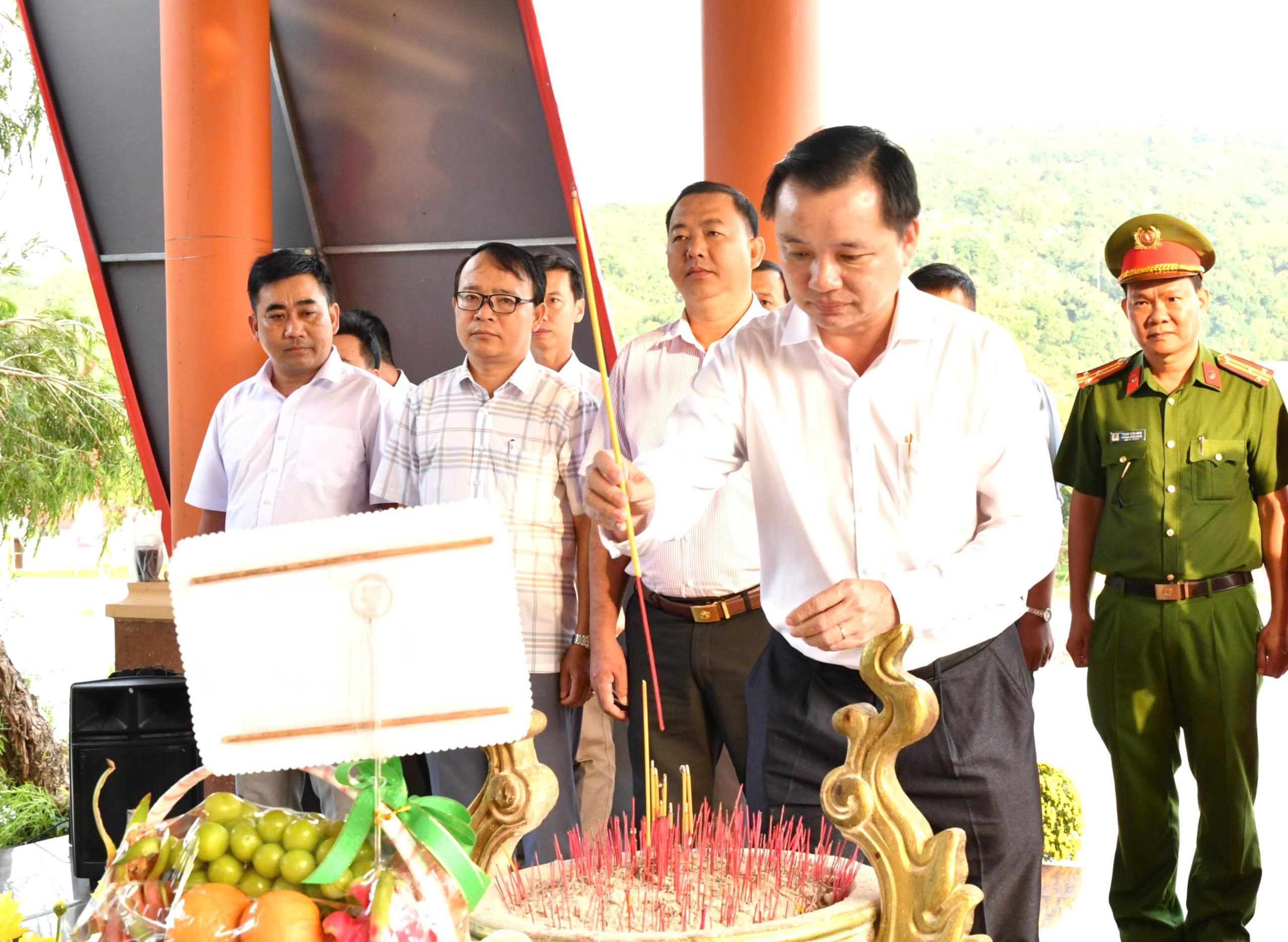 Ảnh 2: Lãnh đạo Đảng ủy, Hội đồng nhân dân, Ủy ban nhân dân và thủ trưởng các cơ quan xã Hòn Đất dâng hương tại mộ Anh hùng lực lượng vũ trang nhân dân Phan Thị Ràng