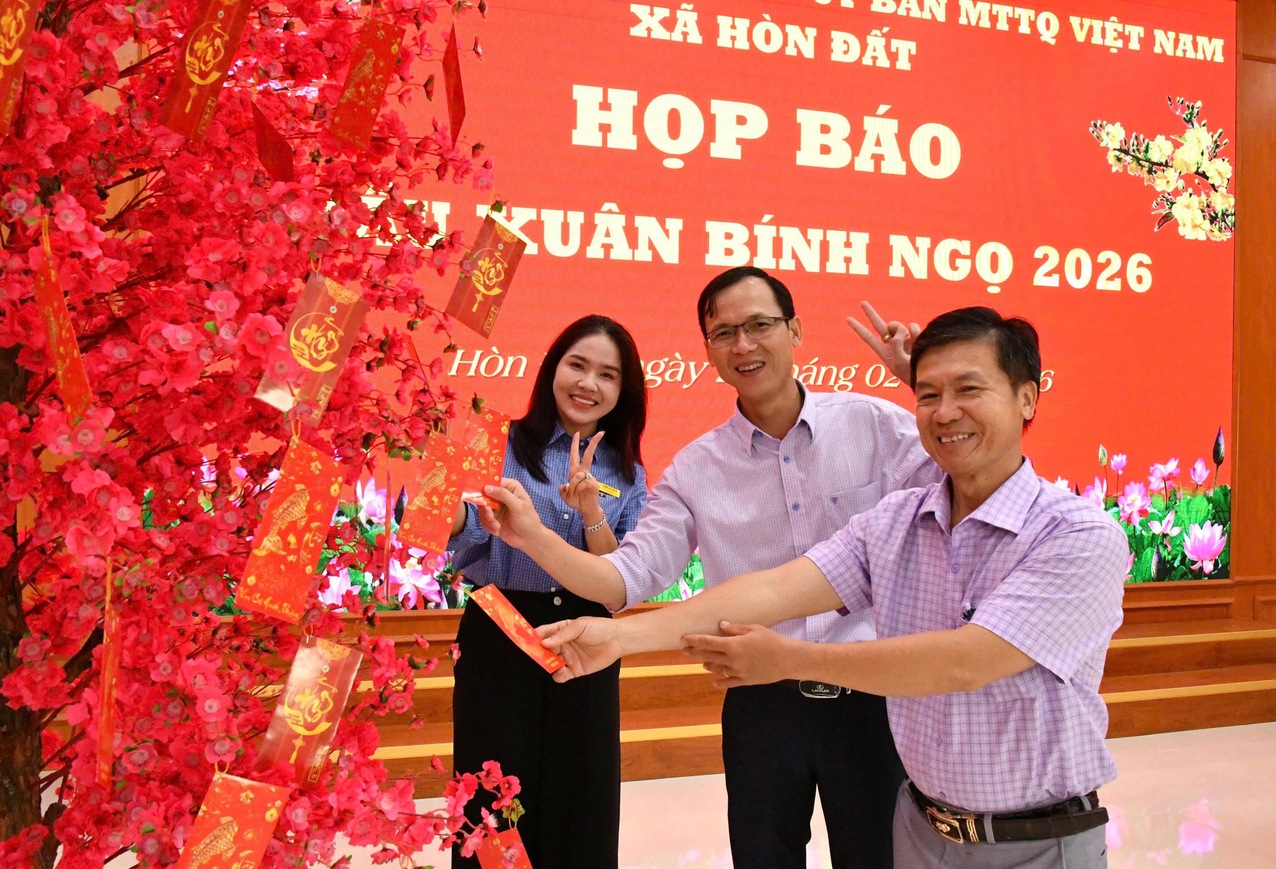 Ảnh 3: Hoạt động hái lộc đầu năm