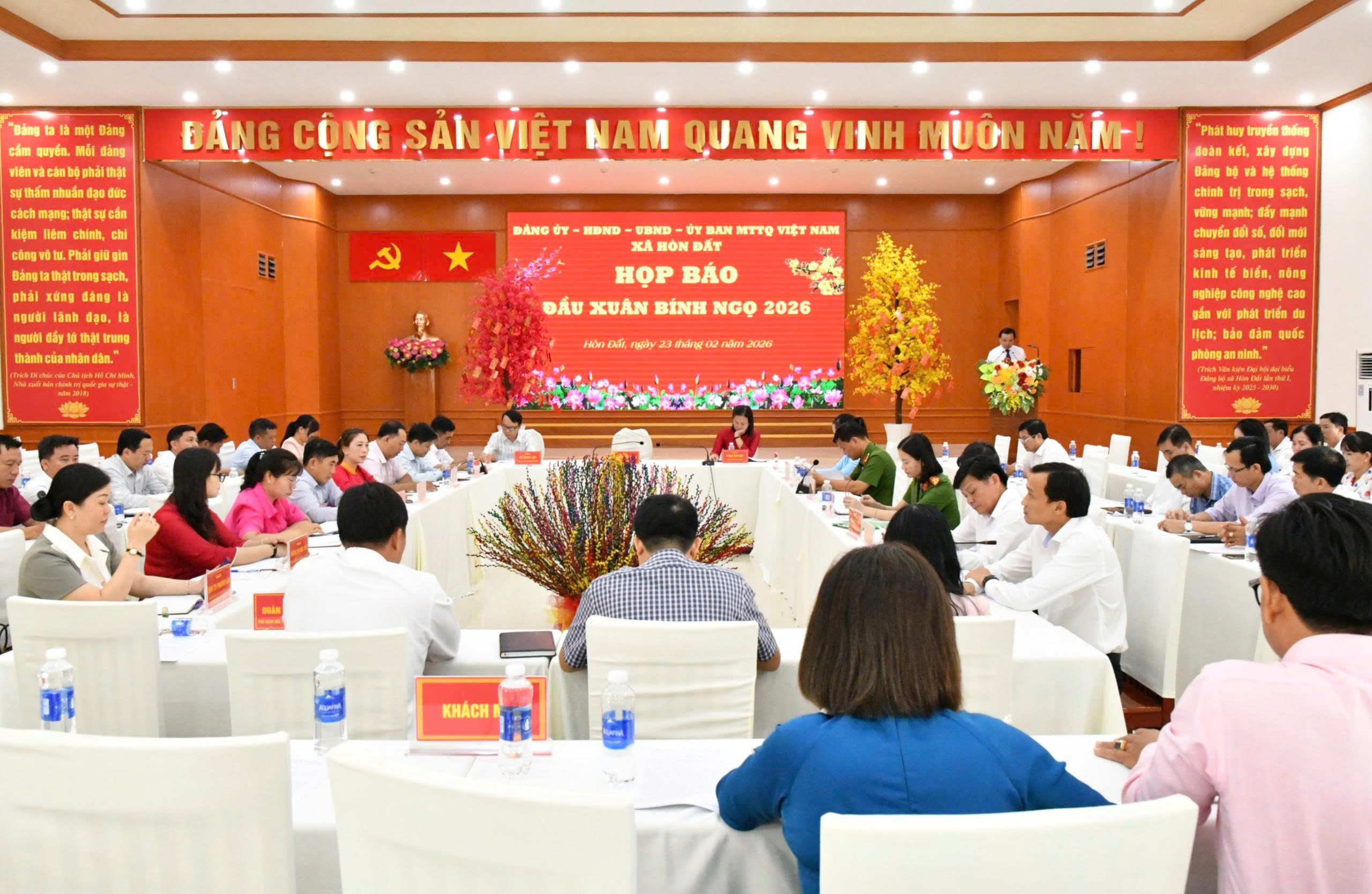 Ảnh 1: Quang cảnh buổi họp mặt