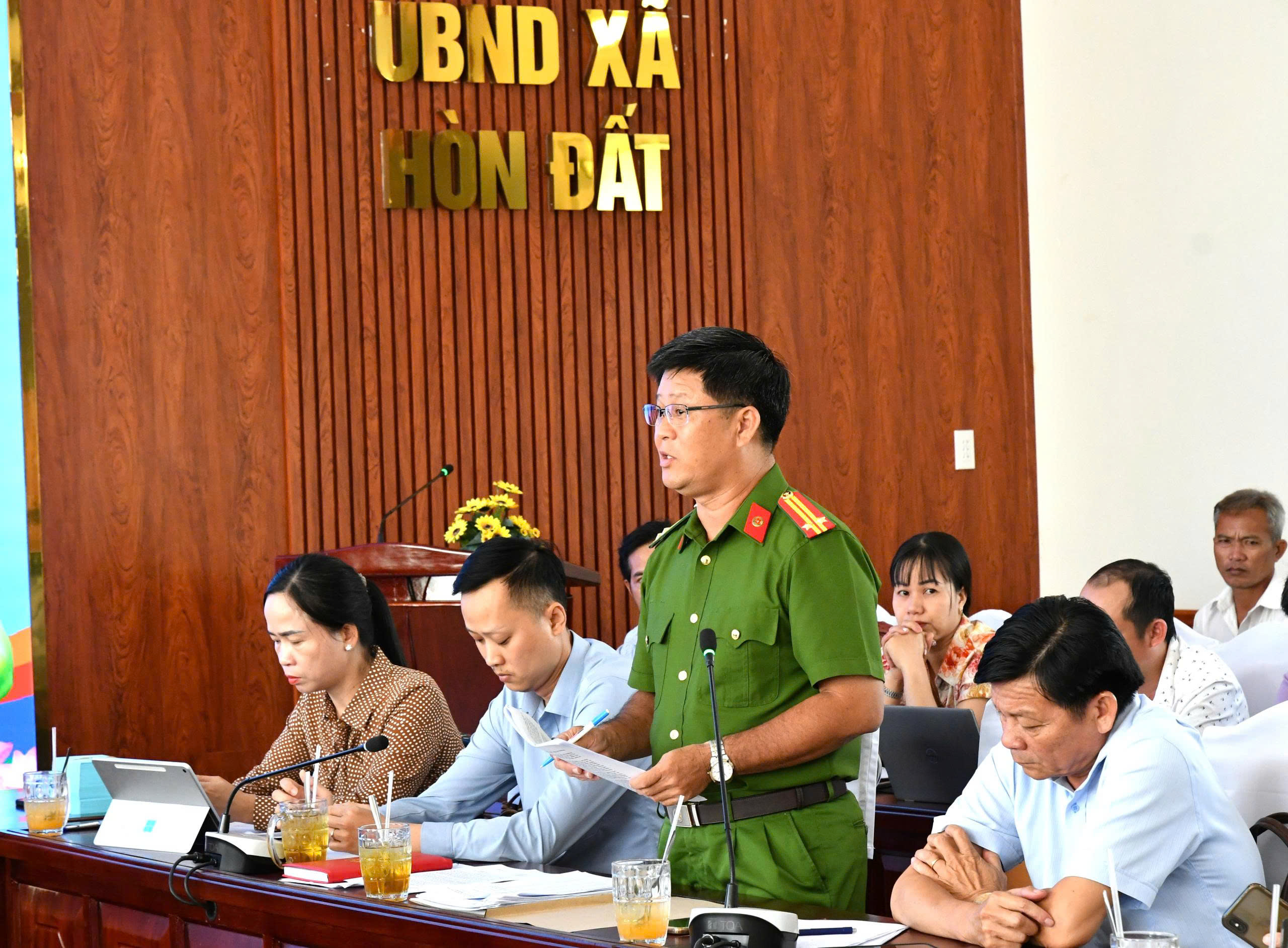 Ảnh 2: Đại diện Công an xã Hòn Đất thông báo nhanh tình hình rà soát danh sách cử tri