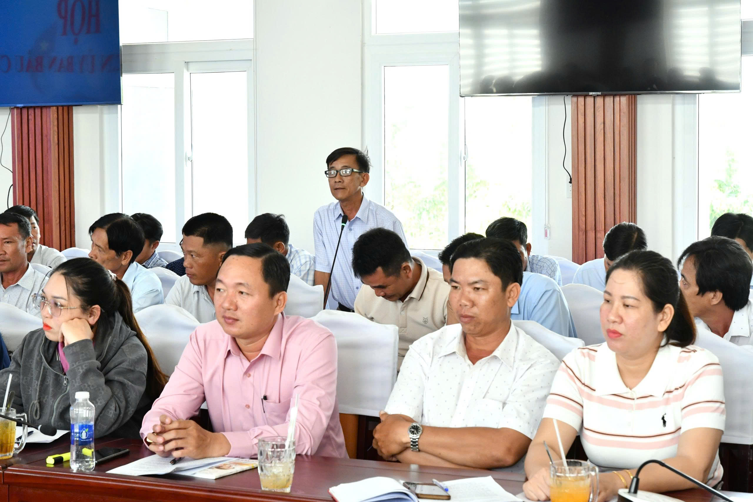 Ảnh 3: Đại diện ấp Bến Đá, xã Hòn Đất thông báo tình hình công tác chuẩn bị bầu cử