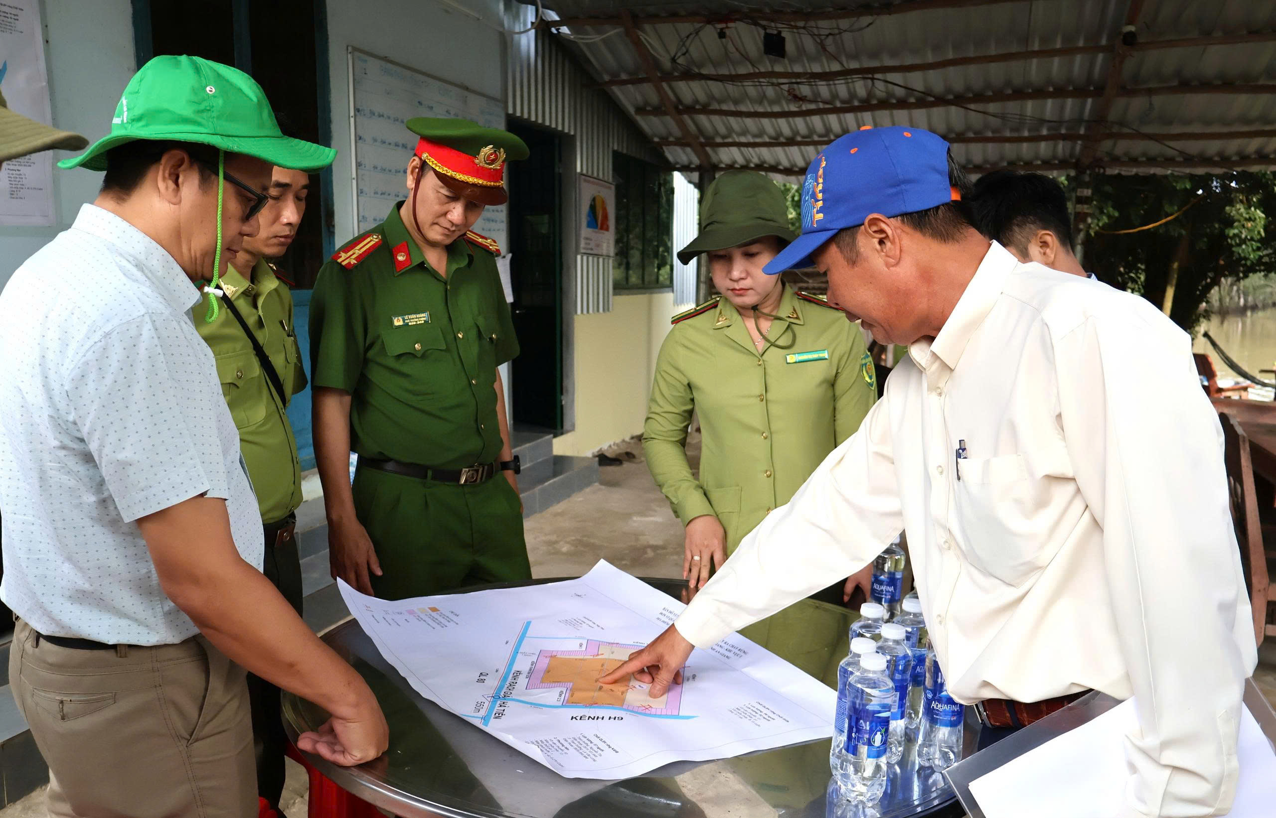 Ảnh 1: Đoàn kiểm tra việc bố trí lực lượng, phương tiện, các khu vực trọng điểm dễ cháy tại Trạm quản lý bảo vệ rừng số 2, Ban quản lý rừng An Giang Khu vực I.