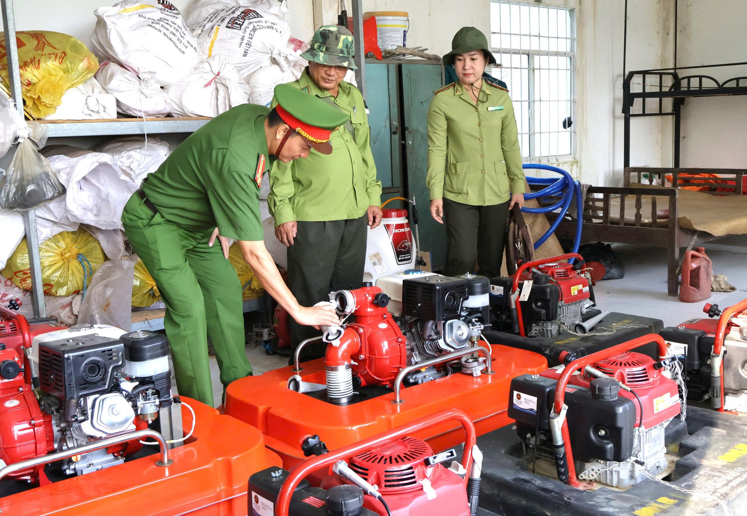 Ảnh 2: Kiểm tra trang thiết bị phòng cháy, chữa cháy của đơn vị chủ rừng.