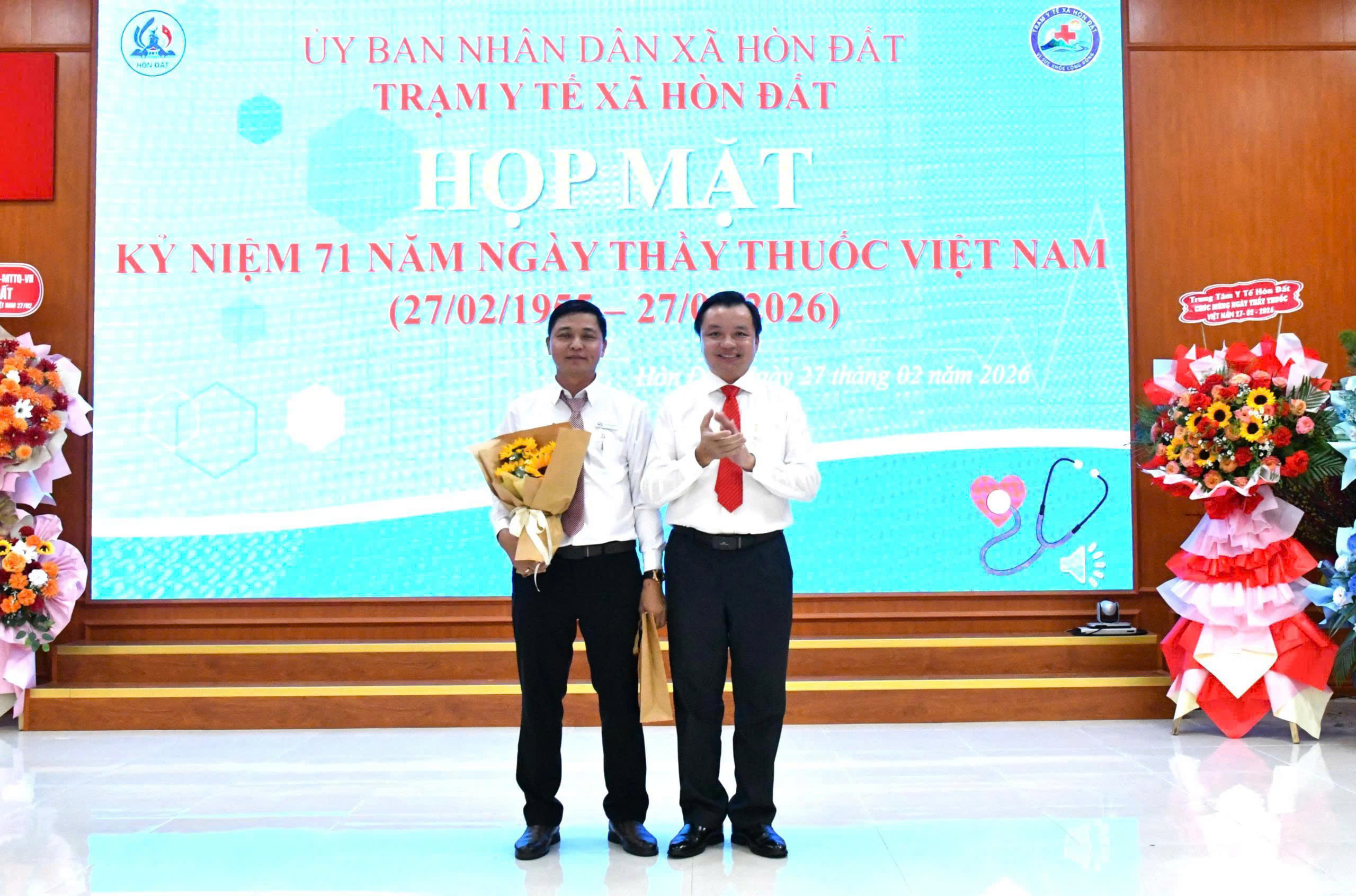 Ảnh 2: Bí thư Đảng uỷ xã Hòn Đất Dương Minh Tâm trao tặng hoa chúc mừng Trạm y tế xã Hòn Đất nhân dịp kỷ niệm 71 năm Ngày Thầy thuốc Việt Nam.