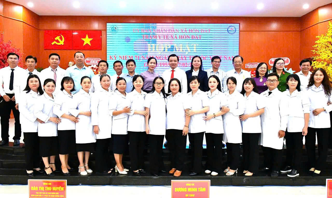 Ảnh 4: Lãnh đạo xã Hòn Đất chụp ảnh lưu niệm cùng tập thể cán bộ, viên chức, nhân viên Trạm y tế xã Hòn Đất.