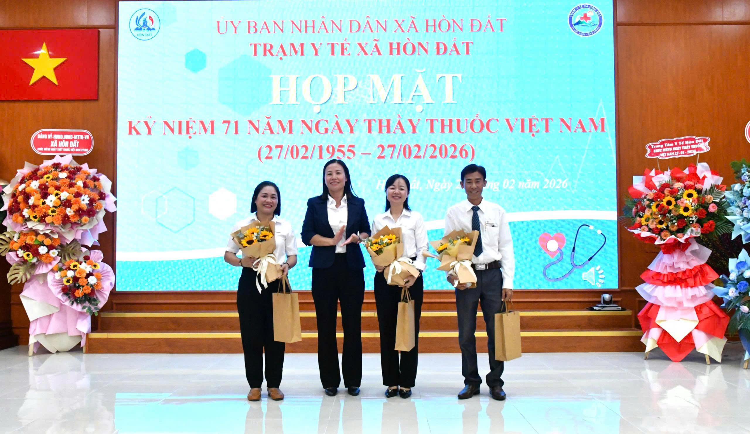 Ảnh 3: Đồng chí Phạm Thu Thủy - Phó Bí thư Đảng ủy, Chủ tịch UBND xã Hòn Đất trao tặng quà cho các đồng chí nguyên là lãnh đạo các Trạm y tế xã Thổ Sơn, Lình Huỳnh, Thị trấn Hòn Đất (cũ).