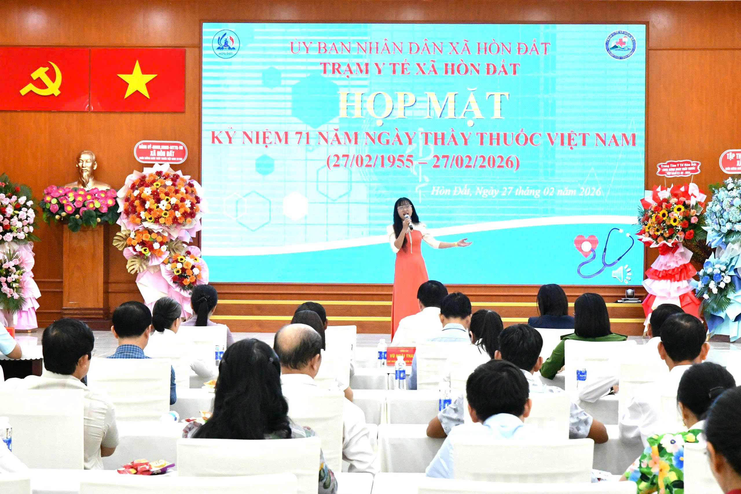 Ảnh 1: Quang cảnh buổi họp mặt