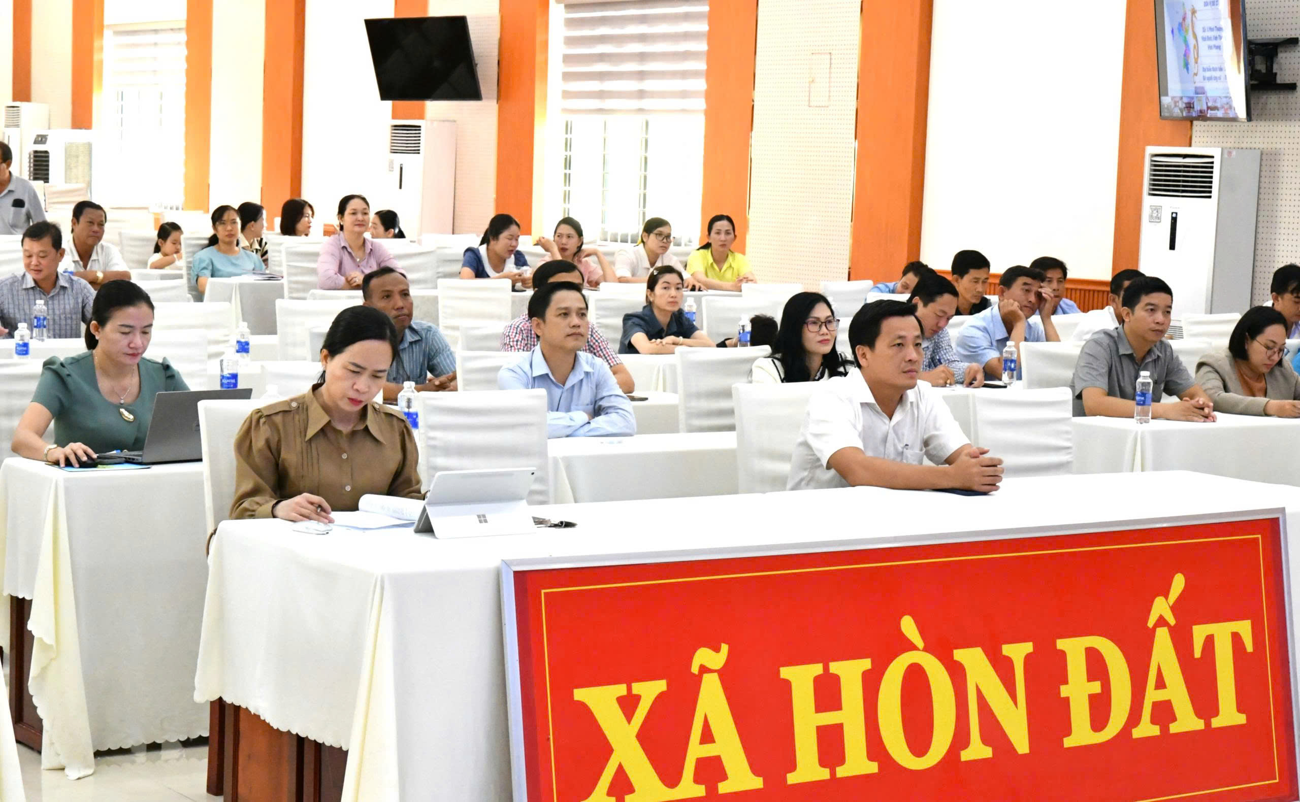 Ảnh 2: Các đại biểu tham gia tập huấn nghiệp vụ công tác bầu cử đại biểu Quốc hội khóa XVI và đại biểu HĐND các cấp