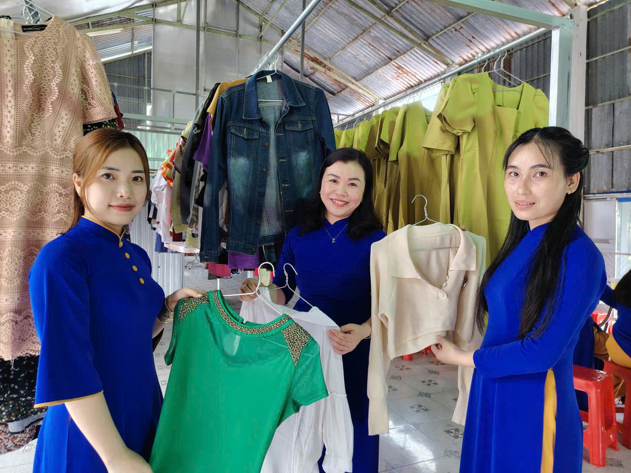 Ảnh 2: Hội viên phụ nữ phân loại quần áo