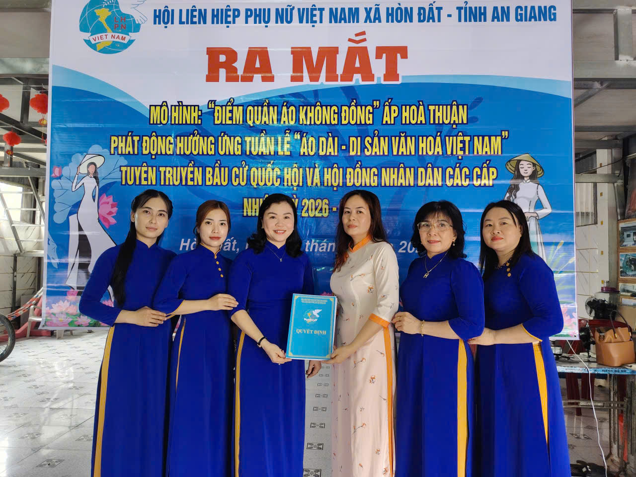 Ảnh 1: đồng chí Đinh Thị Phương Lan – Phó Chủ tịch Uỷ ban MTTQ Việt Nam xã, Chủ tịch Hội LHPN xã Hòn Đất trao quyết định thành lập mô hình “Điểm quần áo không đồng” ấp Hoà Thuận.