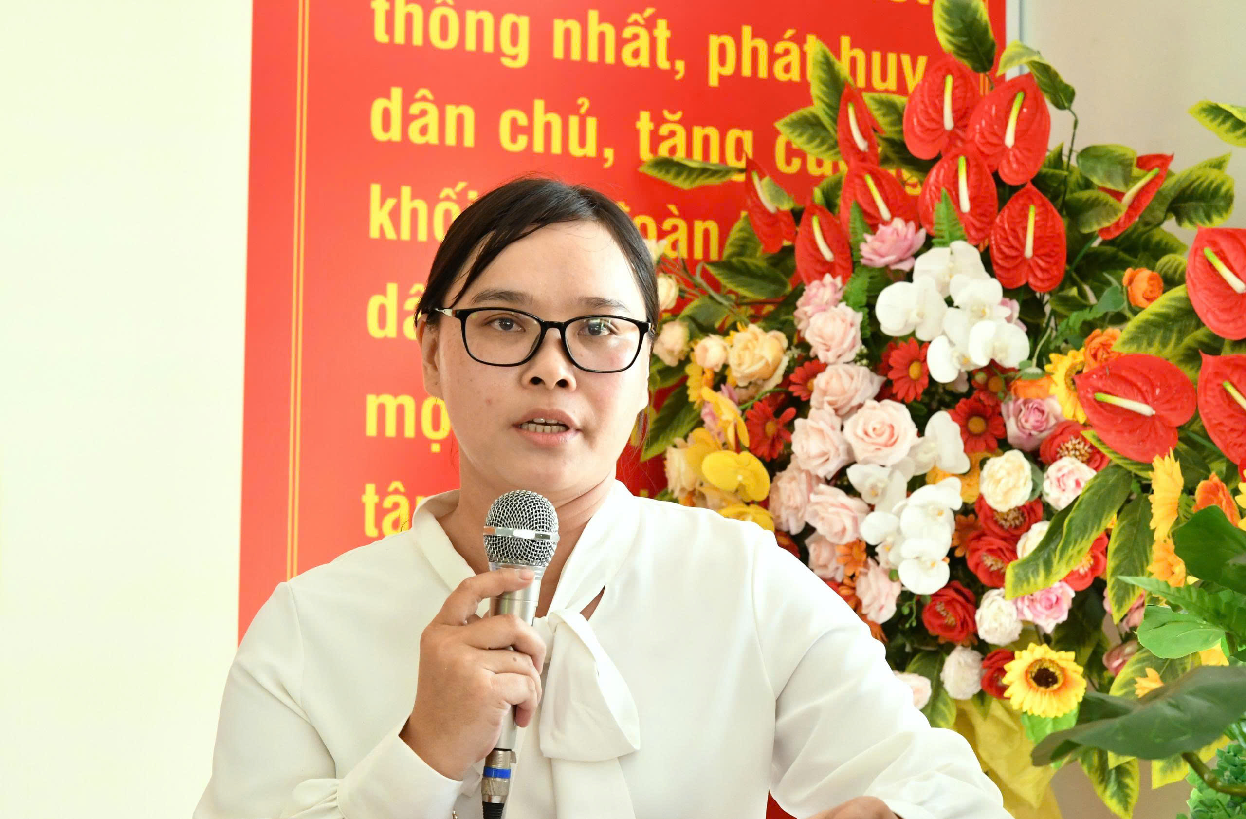 ảnh 2: Bà Trương Thị Ngọc Thuỷ - Phó Trưởng ban Văn hoá – Xã hội, HĐND xã thông qua chương trình hành động