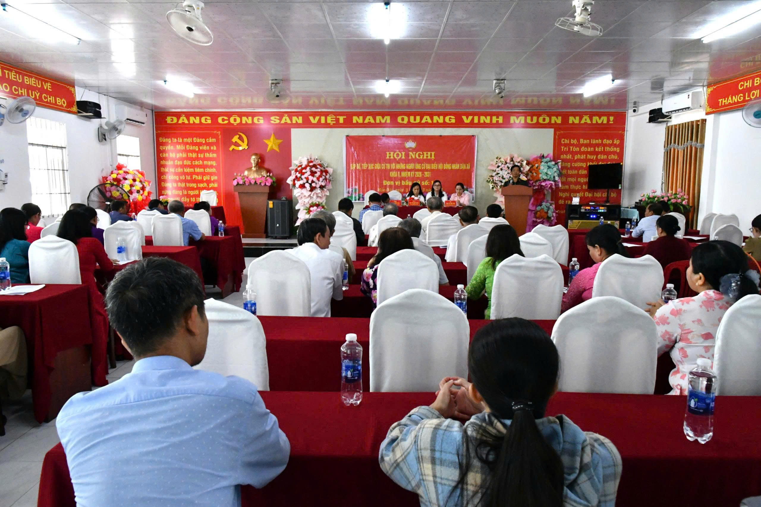 Ảnh 1: Quang cảnh buổi tiếp xúc cử tri