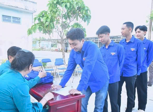 Ảnh 1: Thanh niên Hòn Đất đi khám sức khoẻ trước khi lên đường nhập ngũ 2026