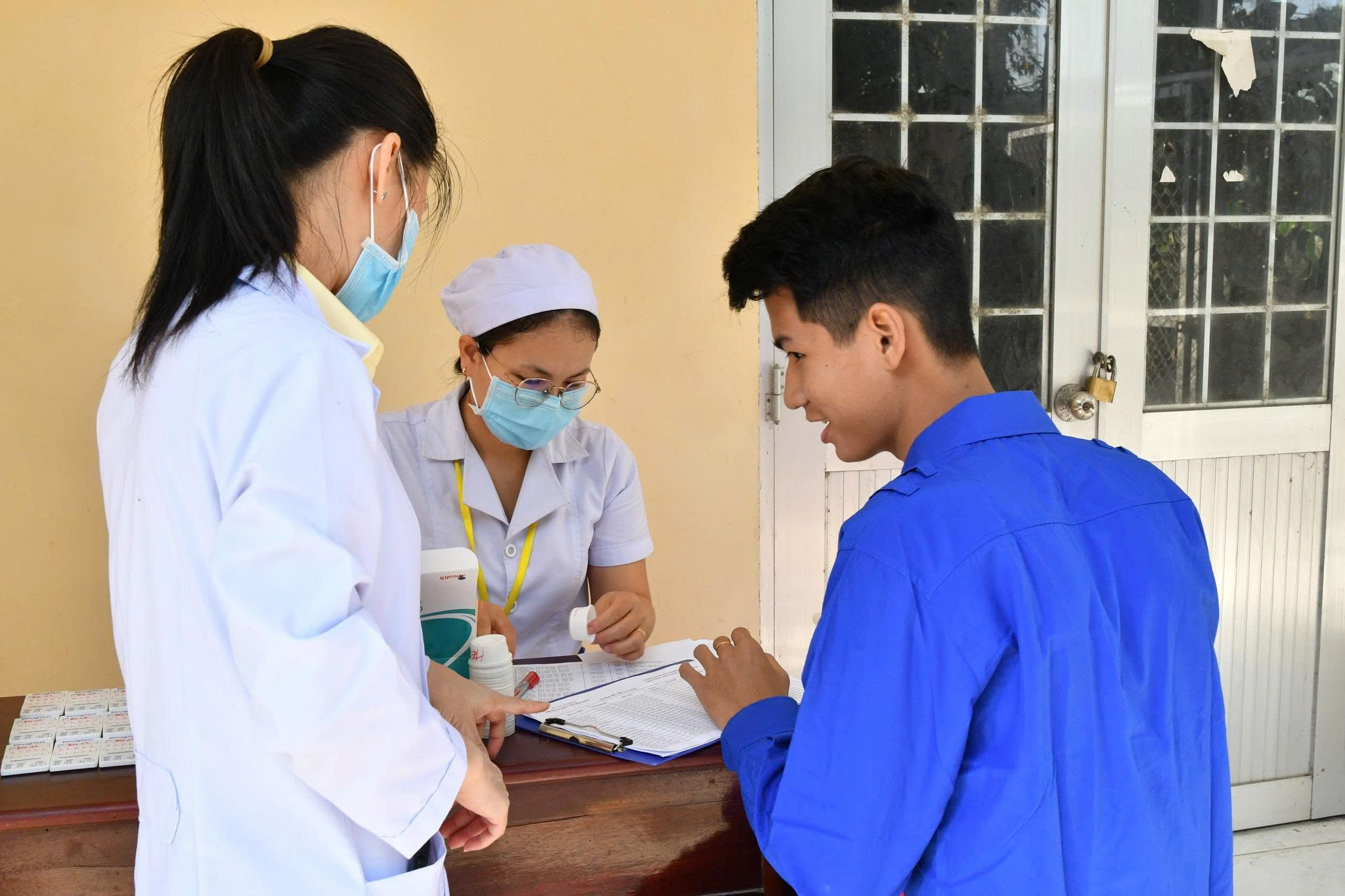 Ảnh 3: Hội đồng khám sức khỏe khu vực Hòn Đất khám sức khoẻ