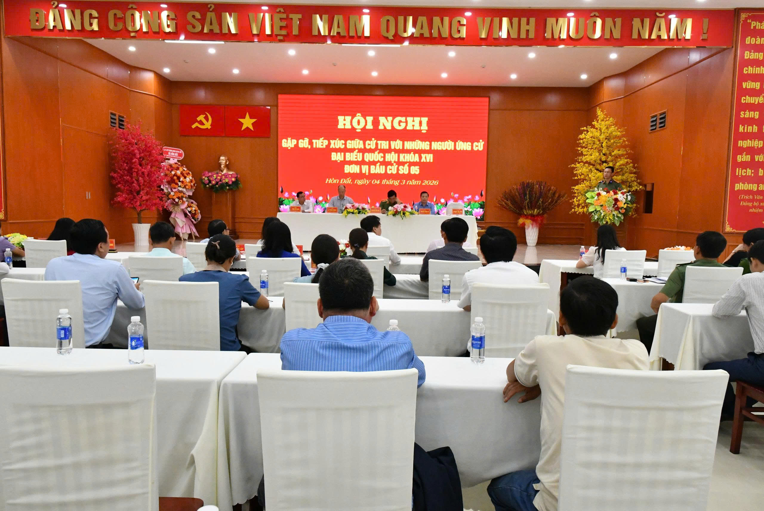 Ảnh 1: Quang cảnh hội nghị tiếp xúc cử tri.