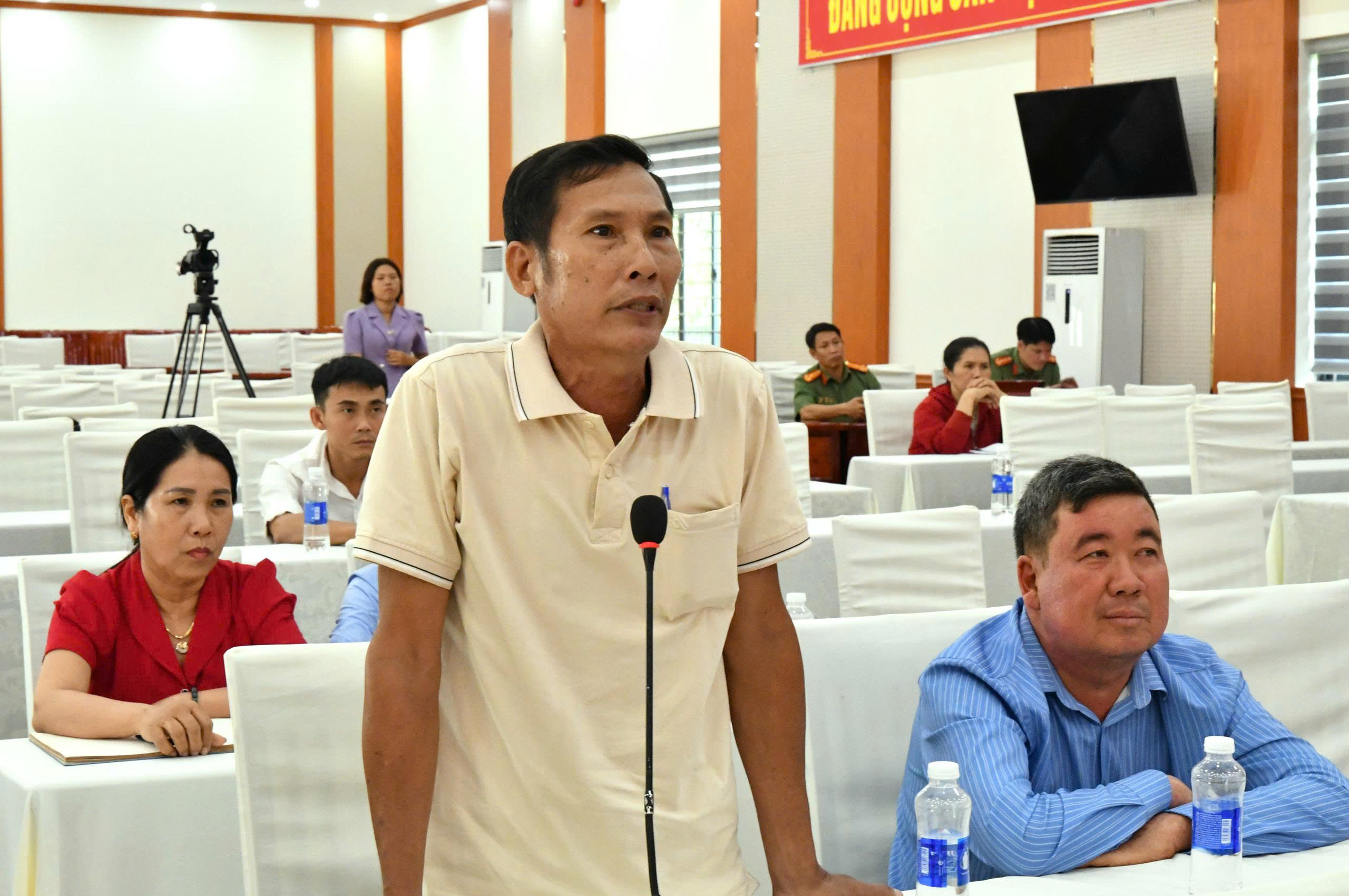 Ảnh 2: Cử tri xã Hòn Đất kiến nghị tại hội nghị tiếp xúc cử tri.