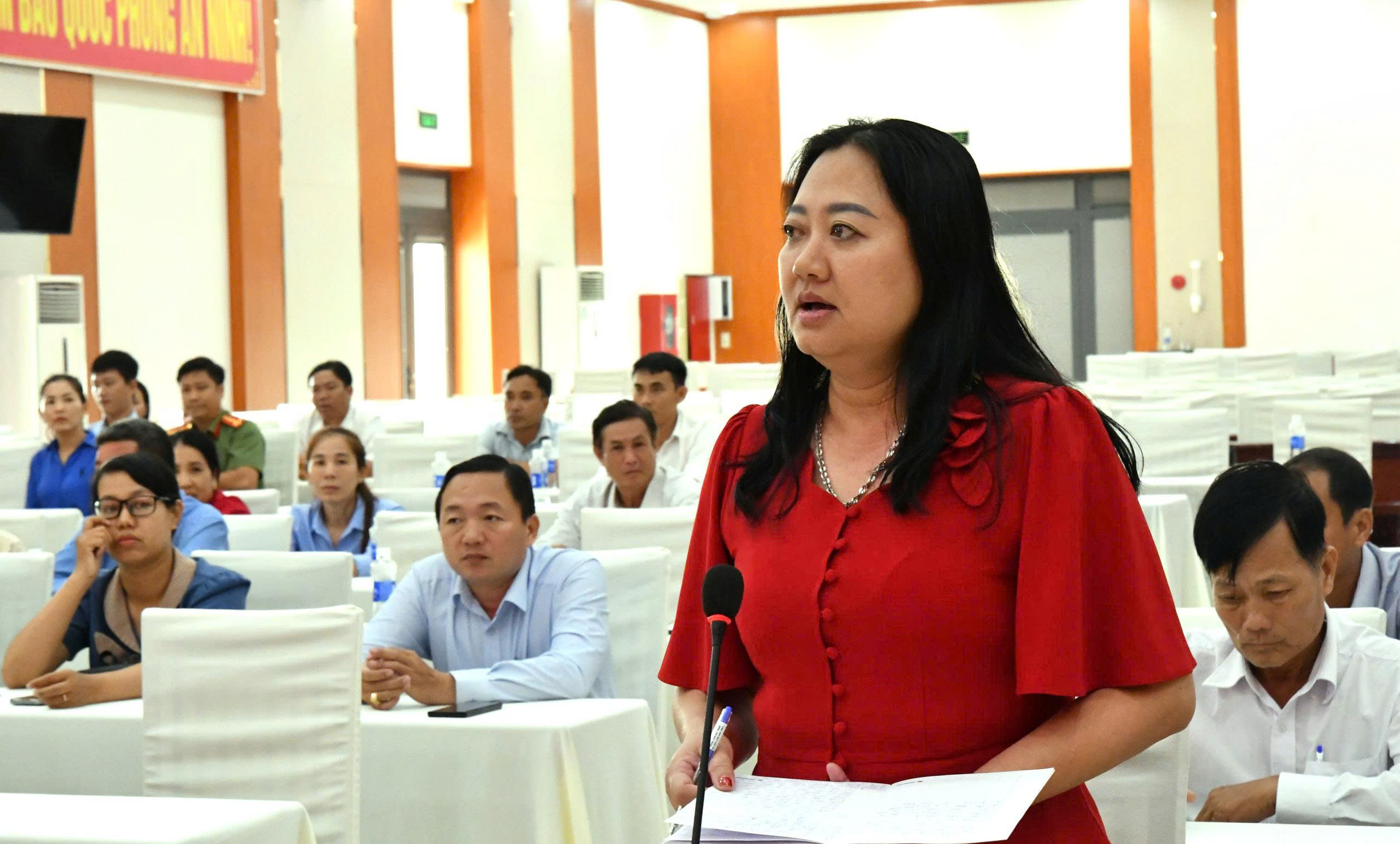 Ảnh 2: Cử tri xã Hòn Đất kiến nghị tại hội nghị tiếp xúc cử tri.