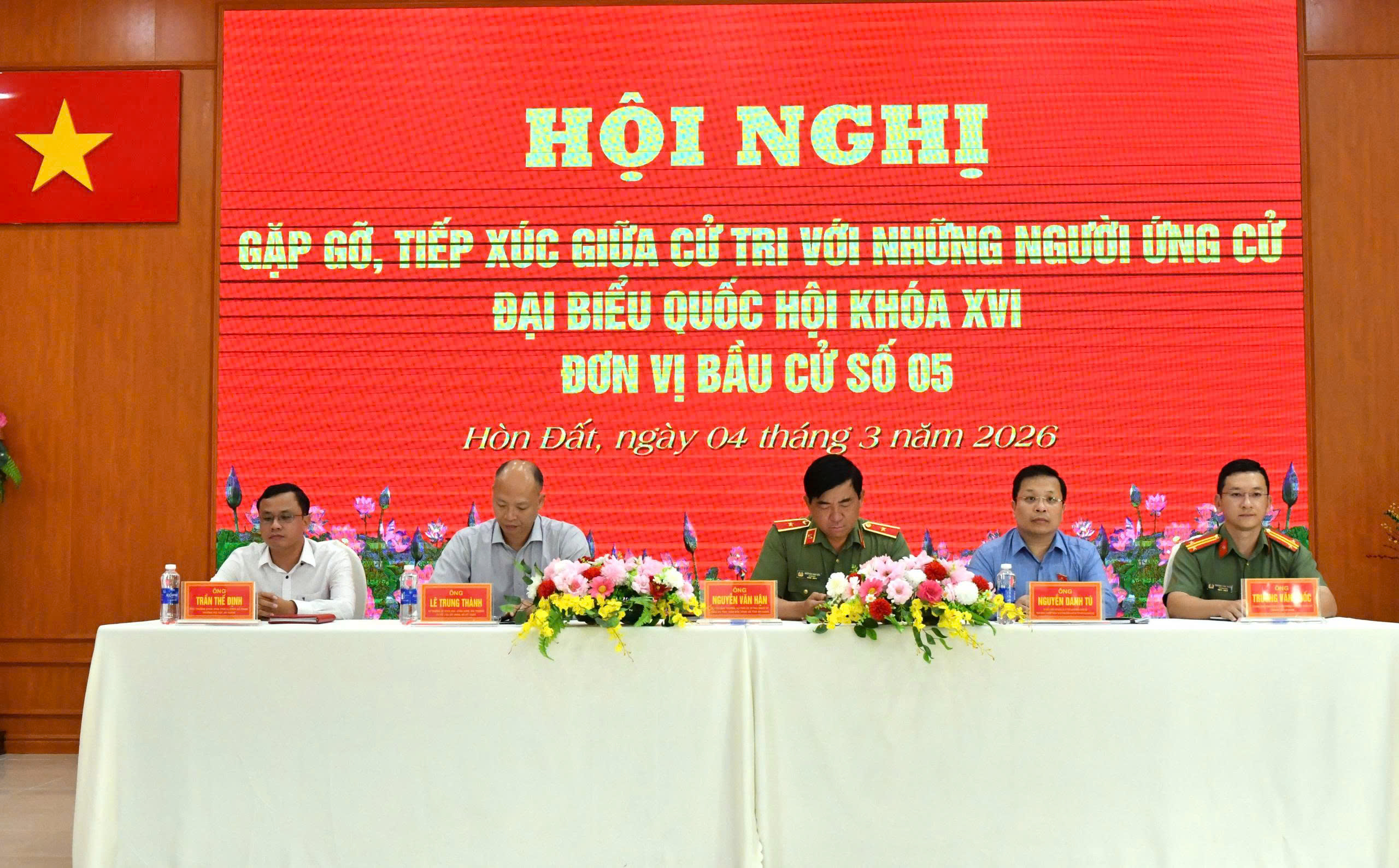 Ảnh 3: Các ứng cử viên đại biểu Quốc hội đơn vị bầu cử số 5 tiếp xúc cử tri tại xã Hòn Đất, Sơn Kiên.