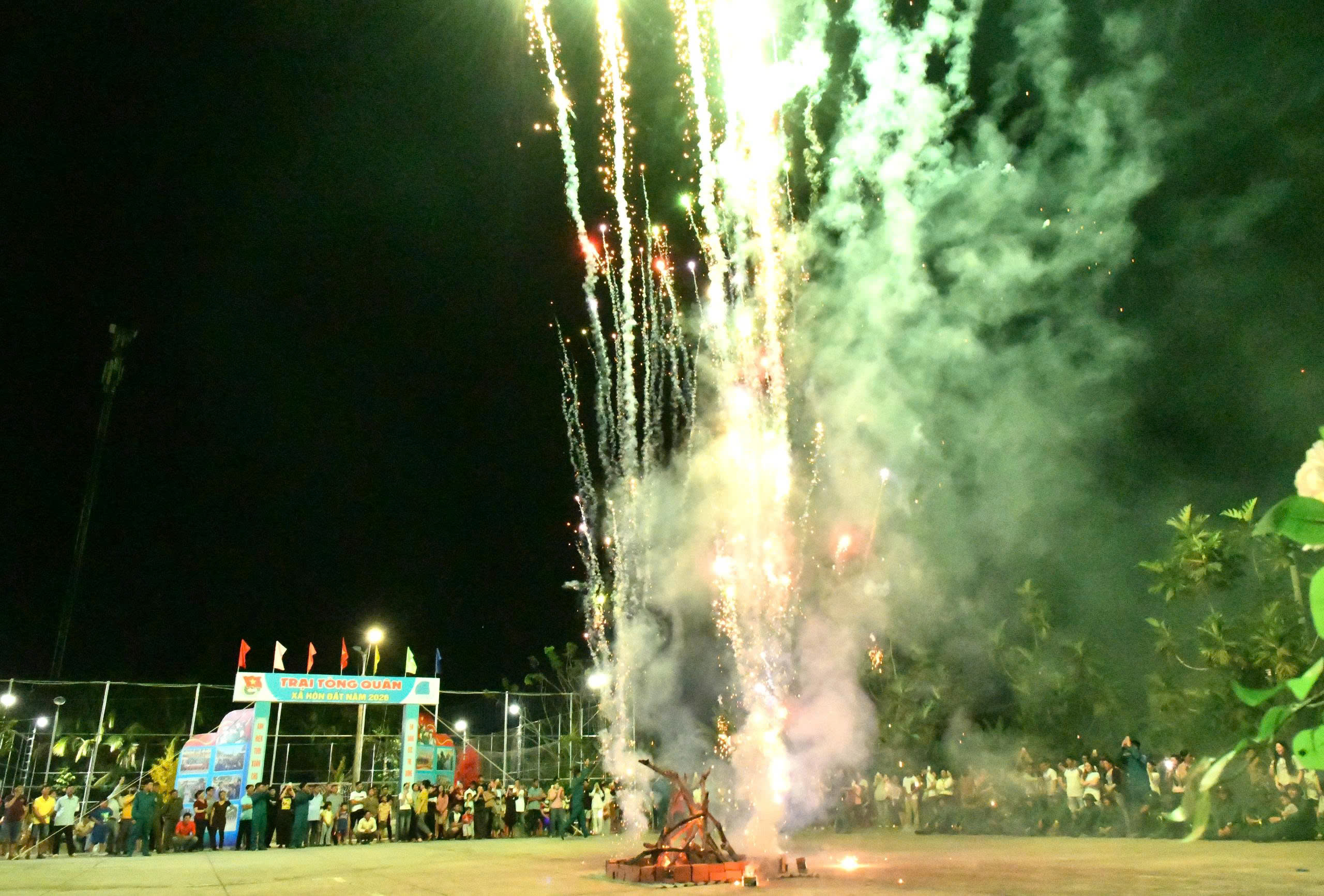 Ảnh 1: Thực hiện nghi thức đốt lửa chạy