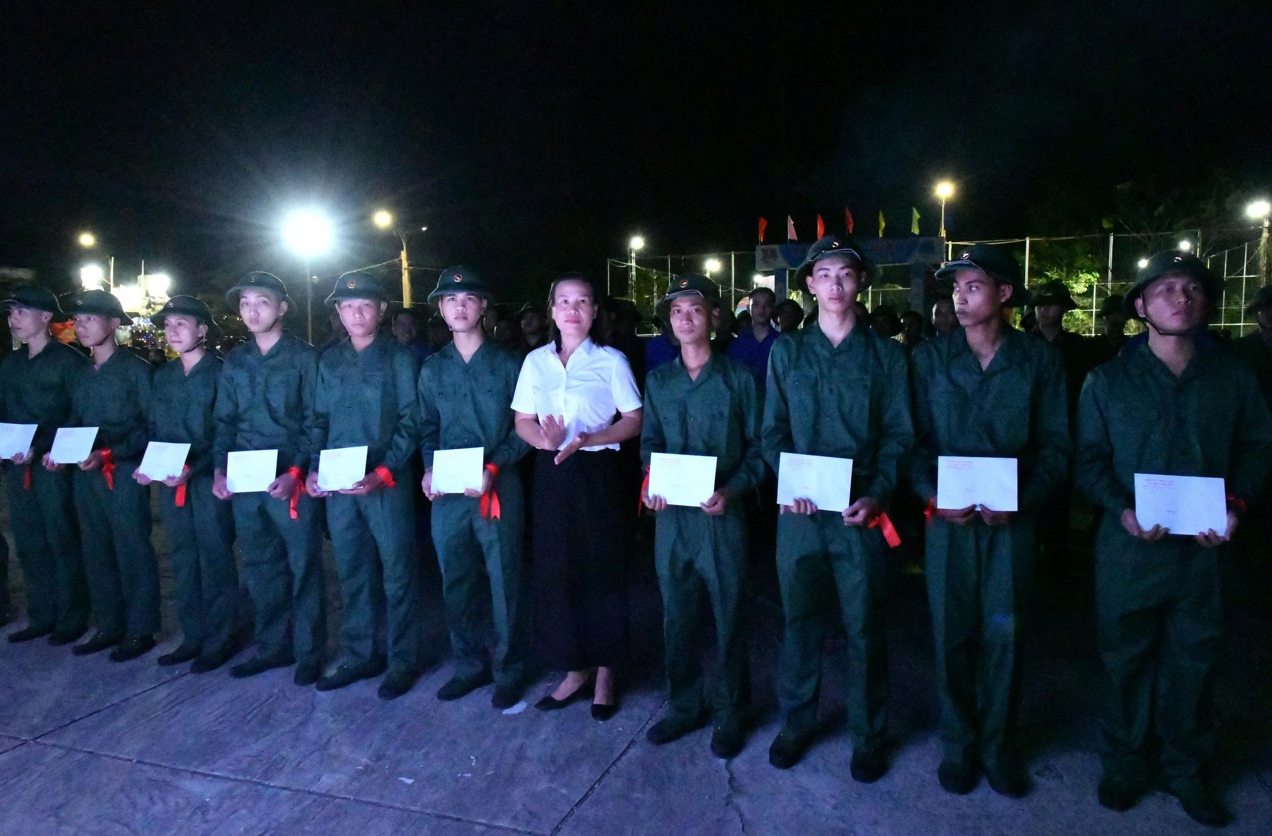 Ảnh 3: Đồng chí Phạm Thu Thuỷ - Phó Bí thư Đảng uỷ, Chủ tịch UBND xã, Chủ tịch Hội đồng Nghĩa vụ quân sự xã trao quà cho tân binh