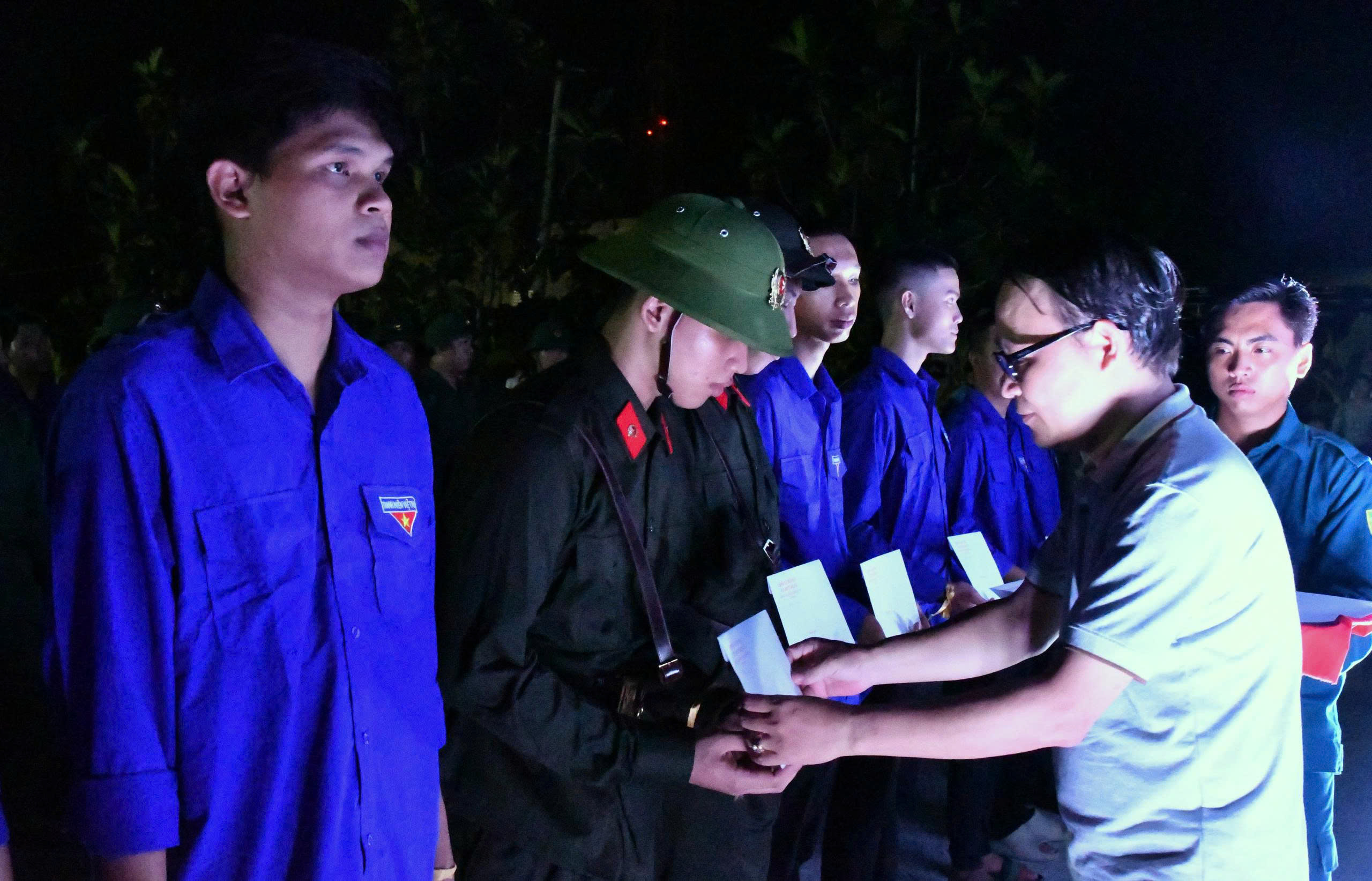 Ảnh 4: Đồng chí Vũ Quốc Lập – Phó chủ tịch HĐND xã trao quà cho tân binh