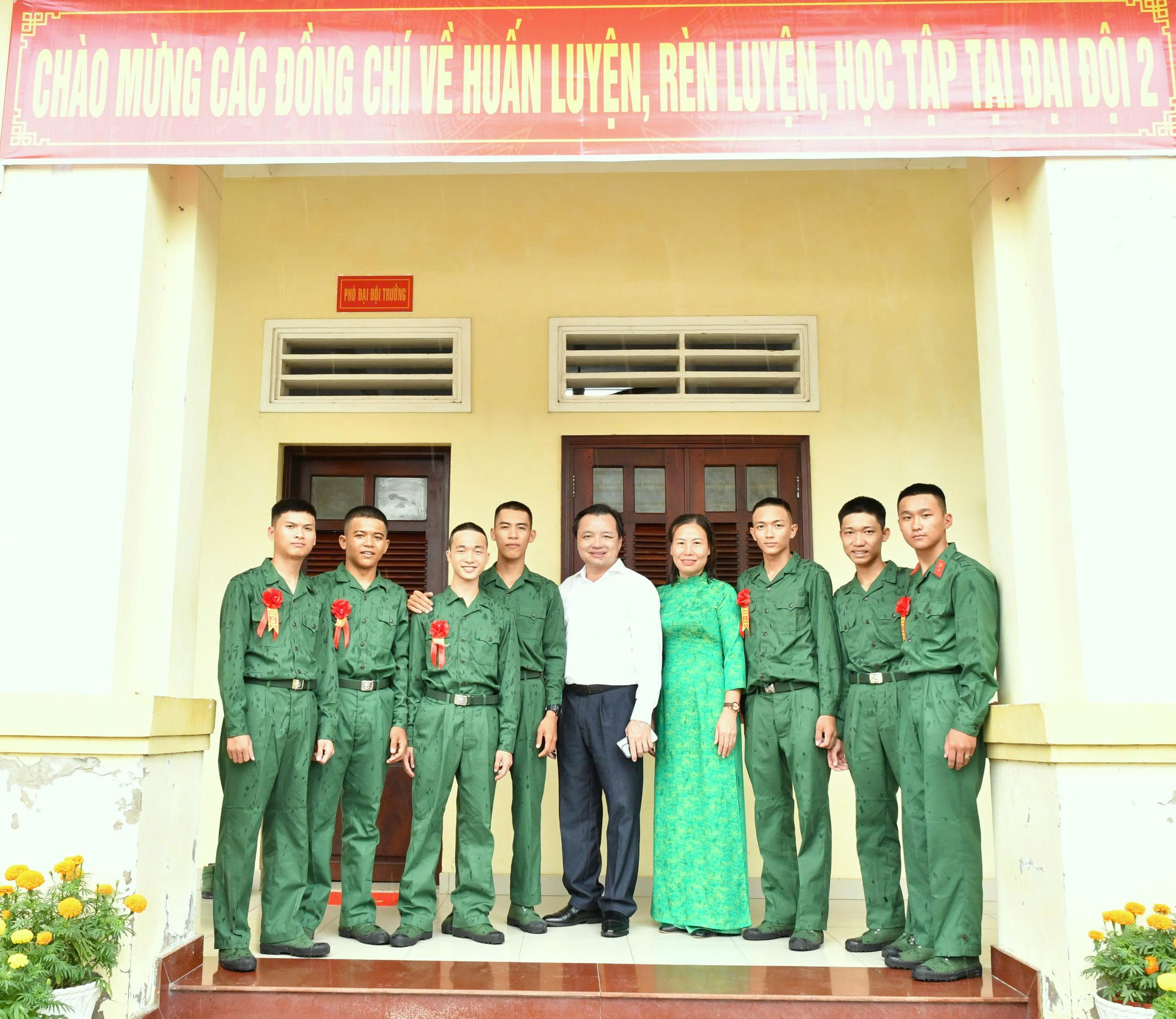 Ảnh 5: Lãnh đạo xã Hòn Đất chụp ảnh lưu niêm với tân binh tại Tiểu đoàn 207, trung đoàn 893