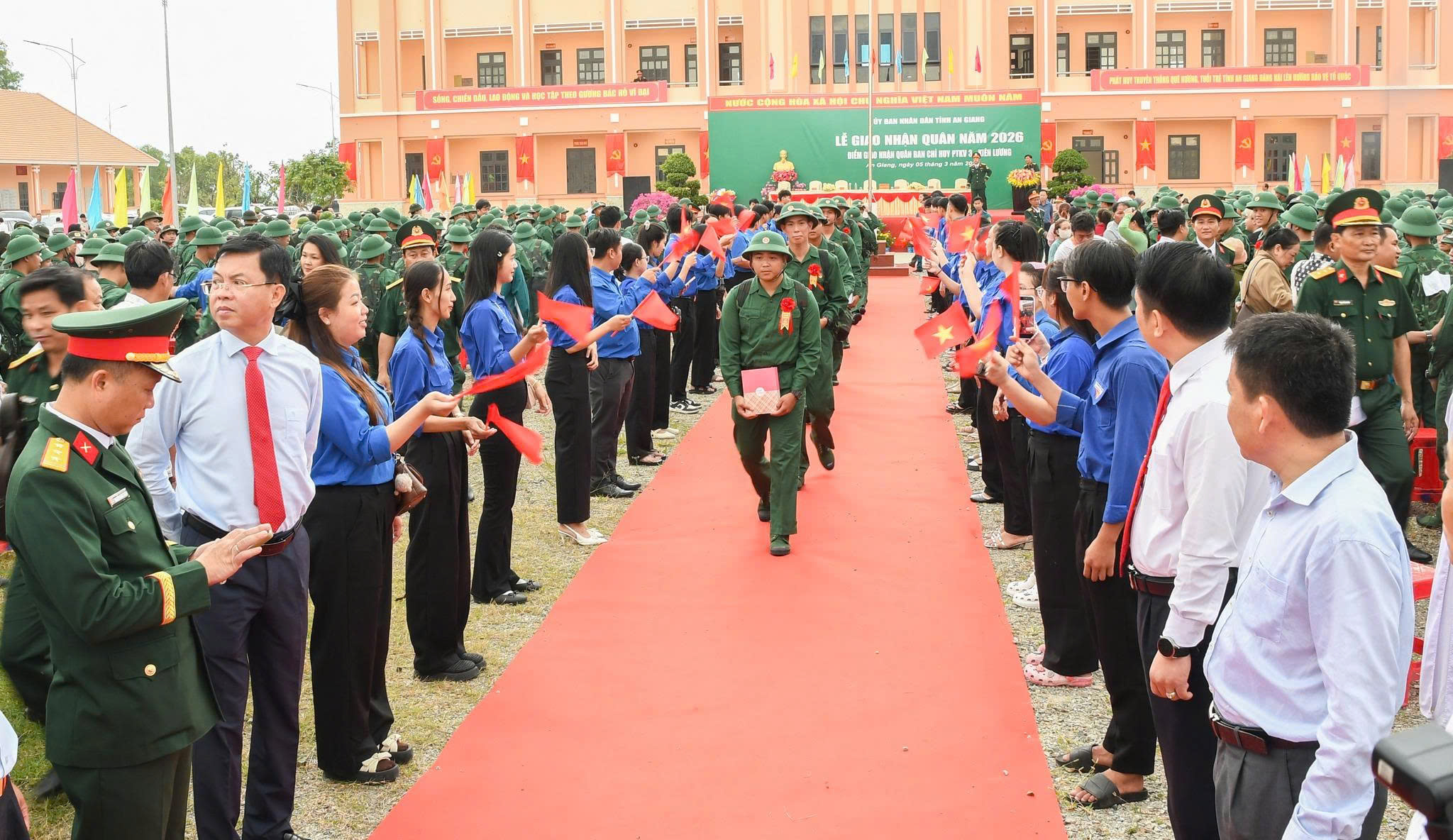 Ảnh 1: Quang cảnh buổi lễ