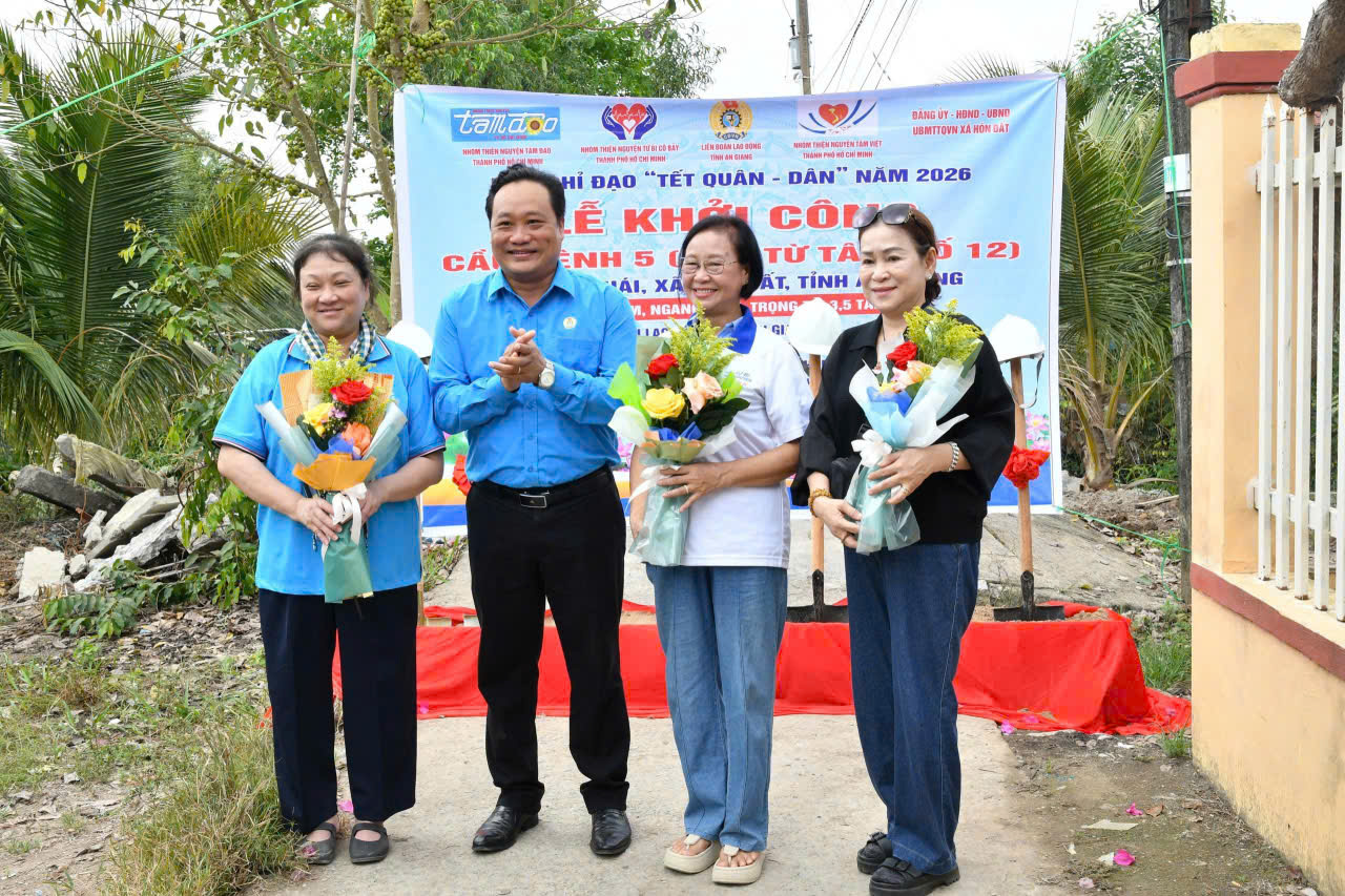 Đồng chí Phạm Văn Đằng - Phó Chủ tịch LĐLĐ tỉnh trao tặng hoa cho các đơn vị tài trợ.