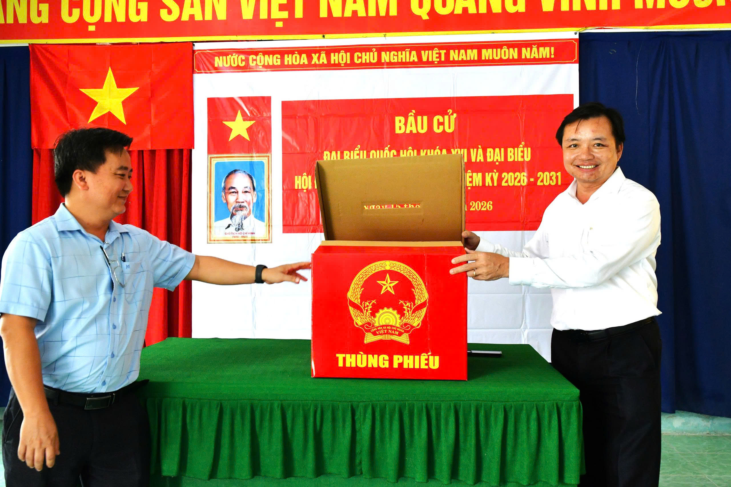 Ảnh 1: Bí thư Đảng uỷ xã Hòn Đất kiểm tra công tác chuẩn bị bầu cử tại Khu vực bỏ phiếu số 9, ấp Bến Đá 