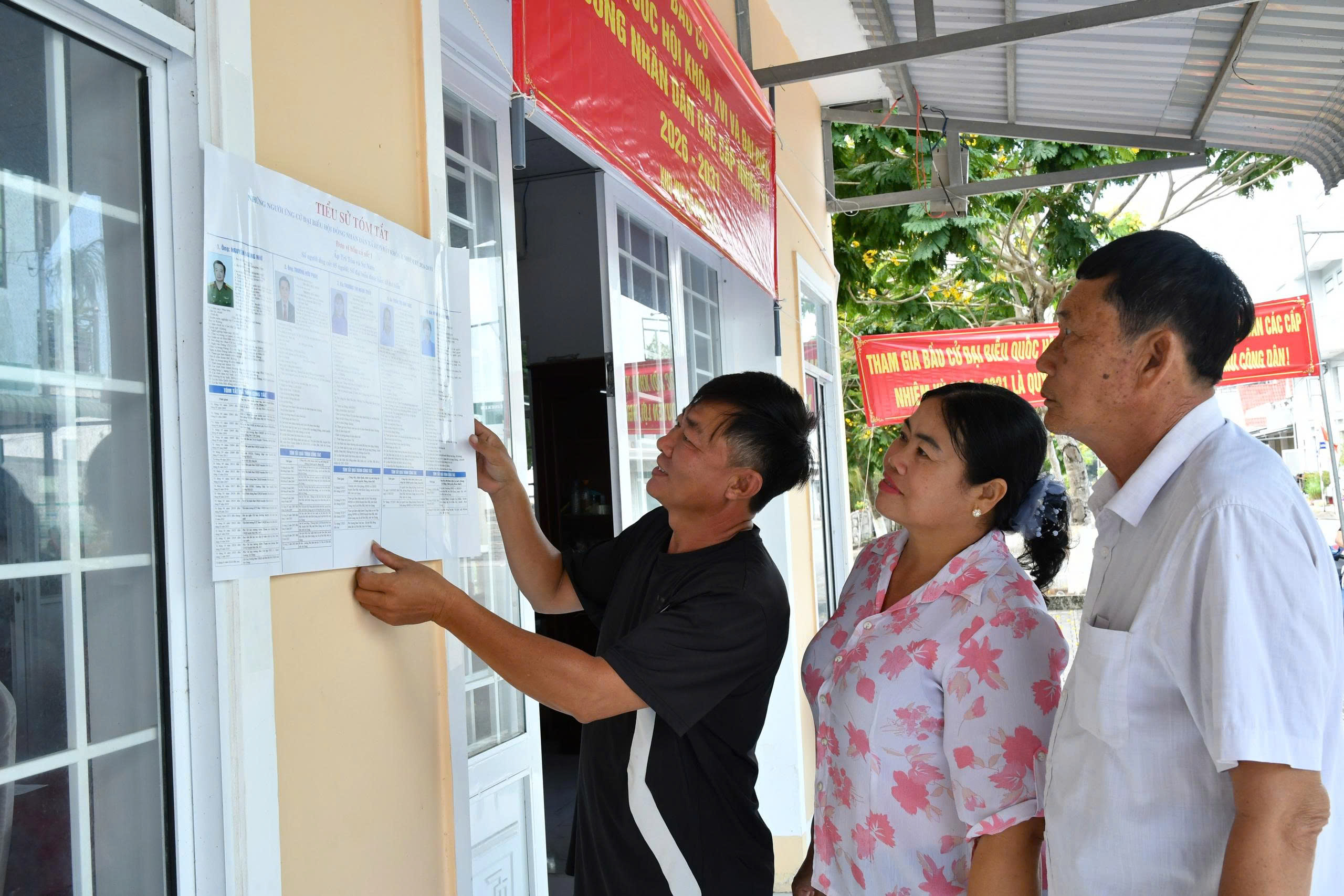 Ảnh 2: Cử tri ấp Tri Tôn, xã Hòn Đất theo dõi Tiểu sử tóm tắt của các ứng cử viên Đại biểu HĐND xã Hòn Đất nhiệm kỳ 2026 -2031.