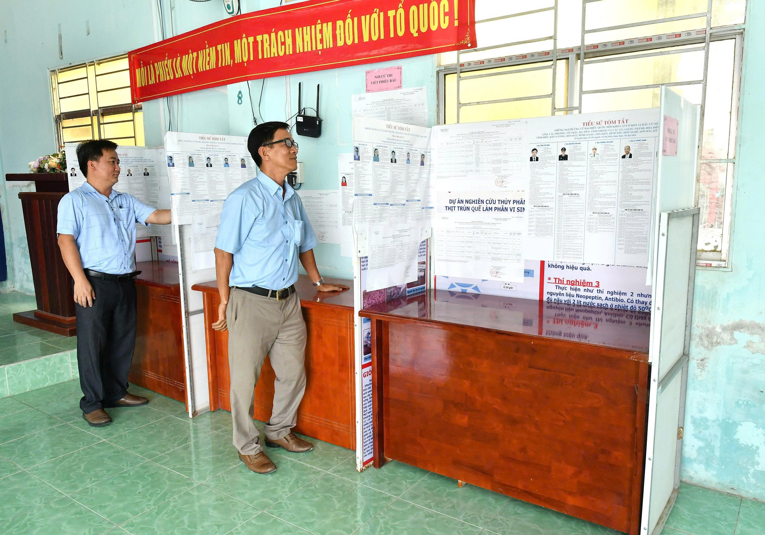 Ảnh 3: Kiểm tra khu vực bầu cử 