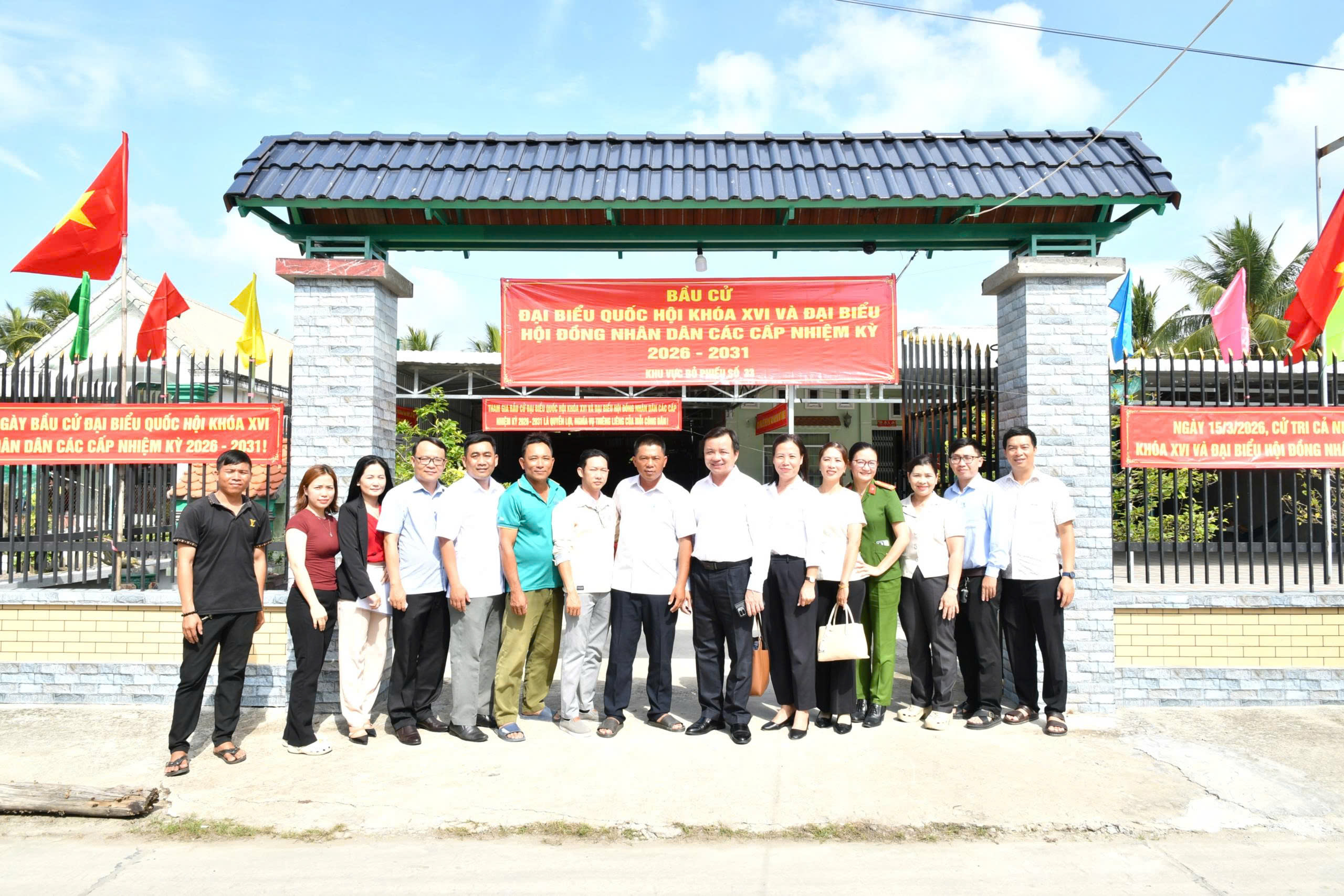 Ảnh 3: Kiêm tra khu vực bỏ phiếu số 33 ấp Huỳnh Sơn