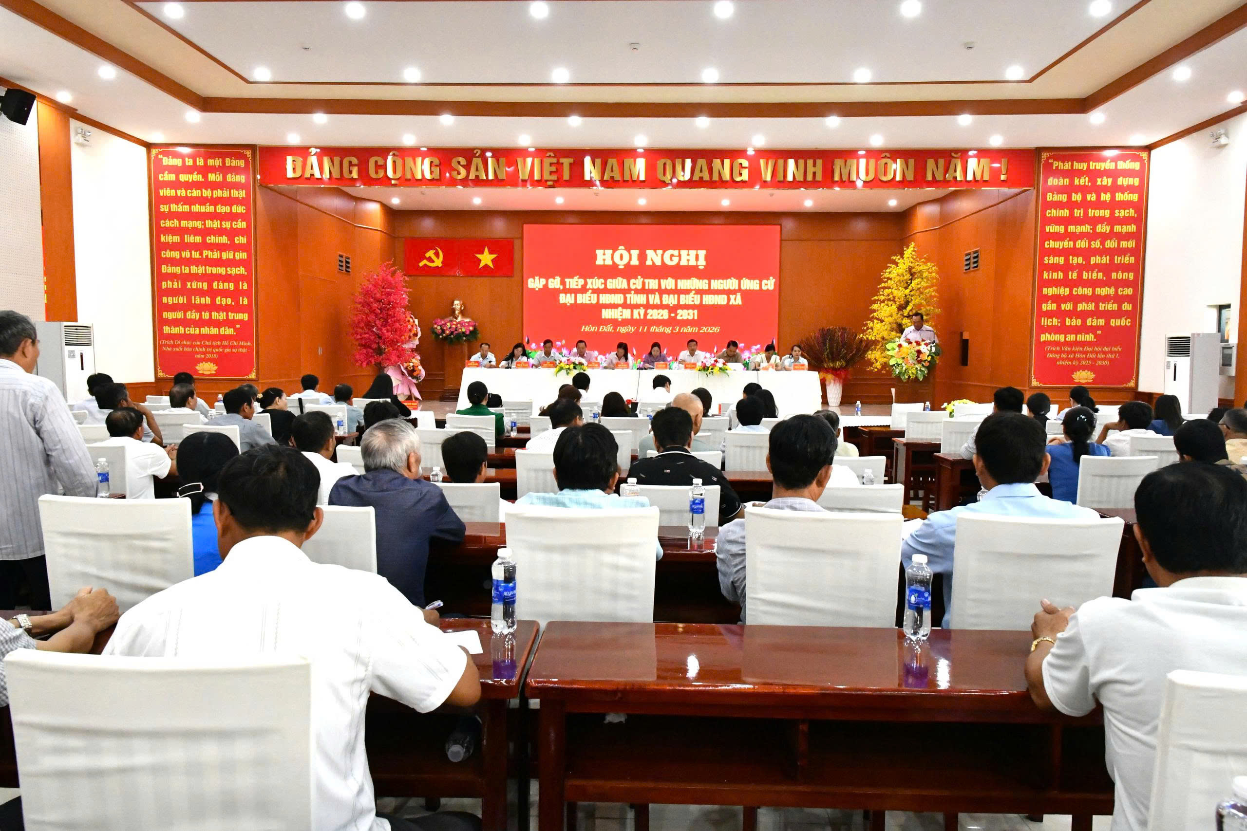 Ảnh 2: Các ứng cử viên HĐND tỉnh, đơn vị bầu cử số 19 và HĐND xã Hòn Đất đơn vị bầu cử số 2 