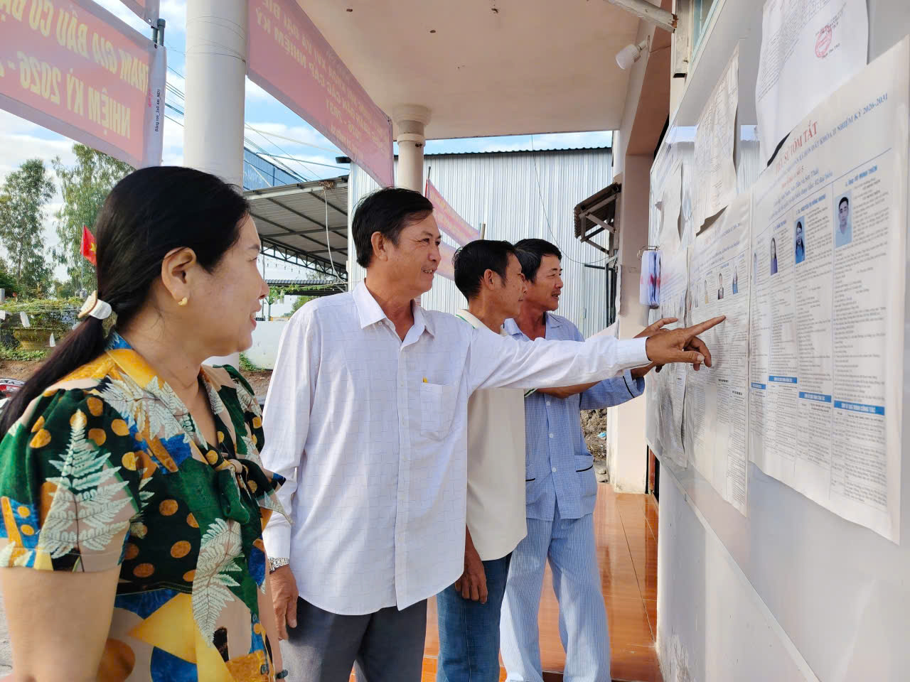 Ảnh 3: Cử tri ấp Sơn Nam, xã Hòn Đất xem danh sách tóm tắt tiểu sử các ứng cử viên