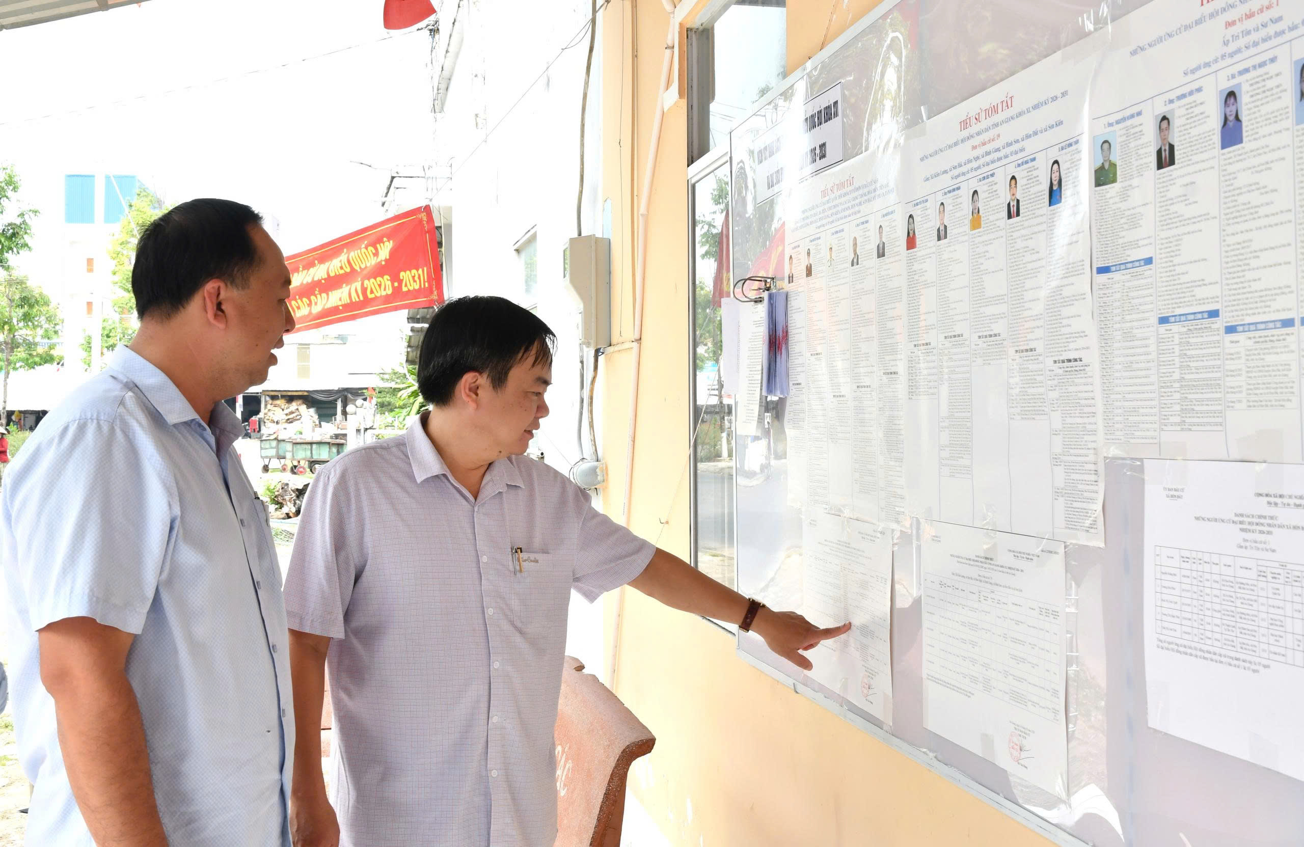 Ảnh 1: đồng chí Ngô Phương Vũ - Phó Chủ tịch Ủy ban mặt trận tổ quốc Việt Nam tỉnh, Trưởng Ban bầu cử số 5 kiểm tra việc niêm yết danh sách người ứng cử