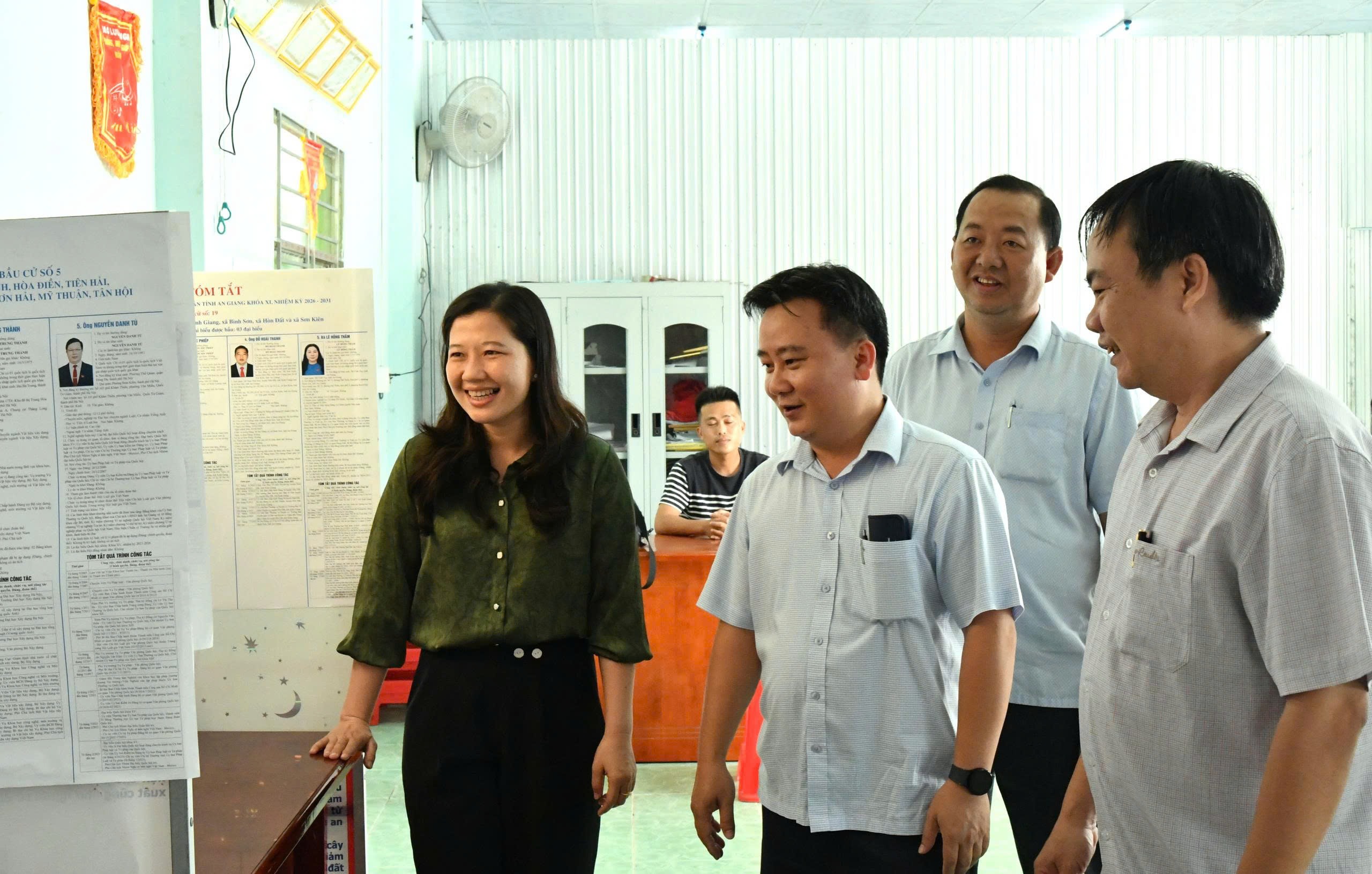 Ảnh 2: Đoàn kiểm tra thực tế tại khu vực bỏ phiếu số 9 ấp Bến Đá