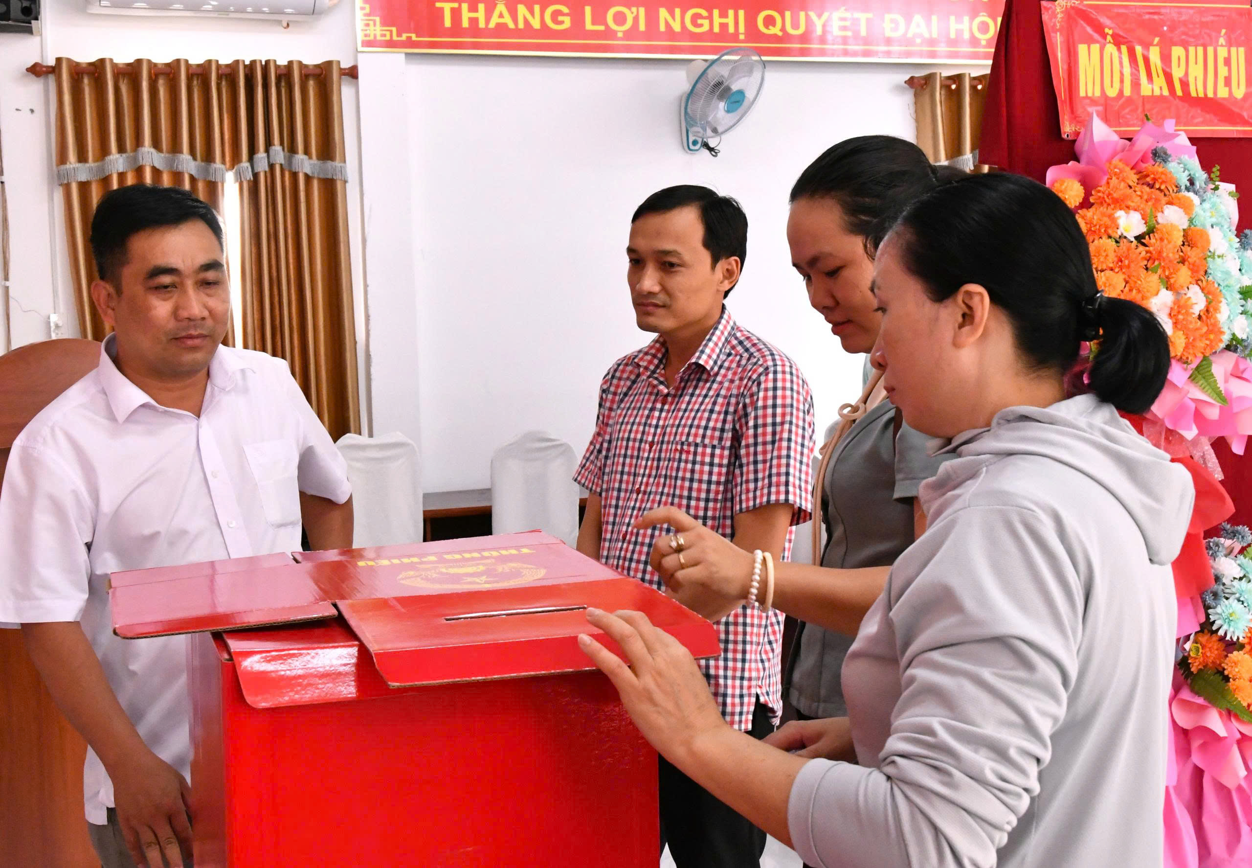 Ảnh 3: Đoàn kiểm tra thực tế tại khu vực bỏ phiếu ấp Tri Tôn