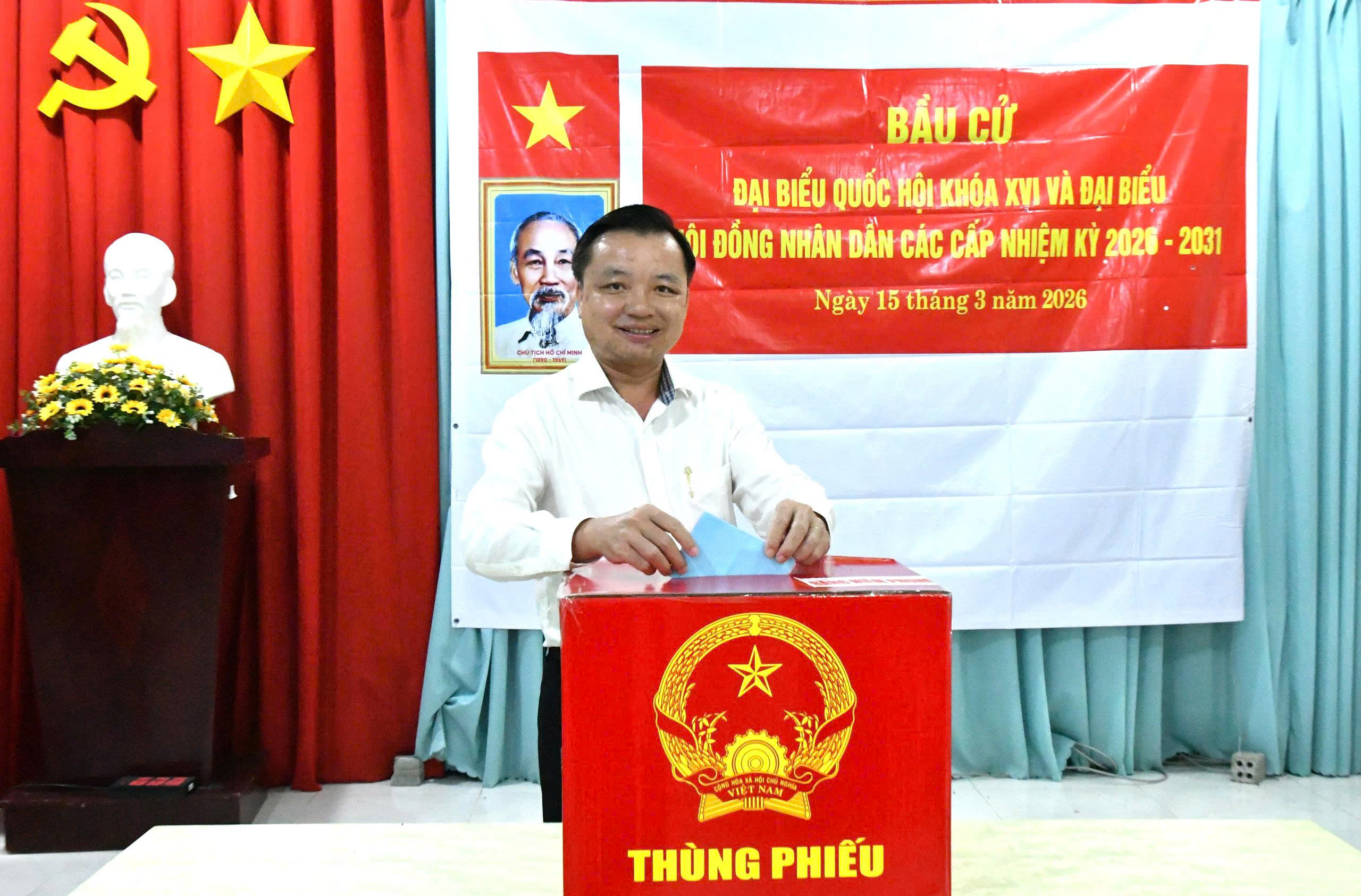 Ảnh 1: Đồng chí Dương Minh Tâm – Bí thư Đảng uỷ xã Hòn Đất bỏ lá phiếu đầu tiên