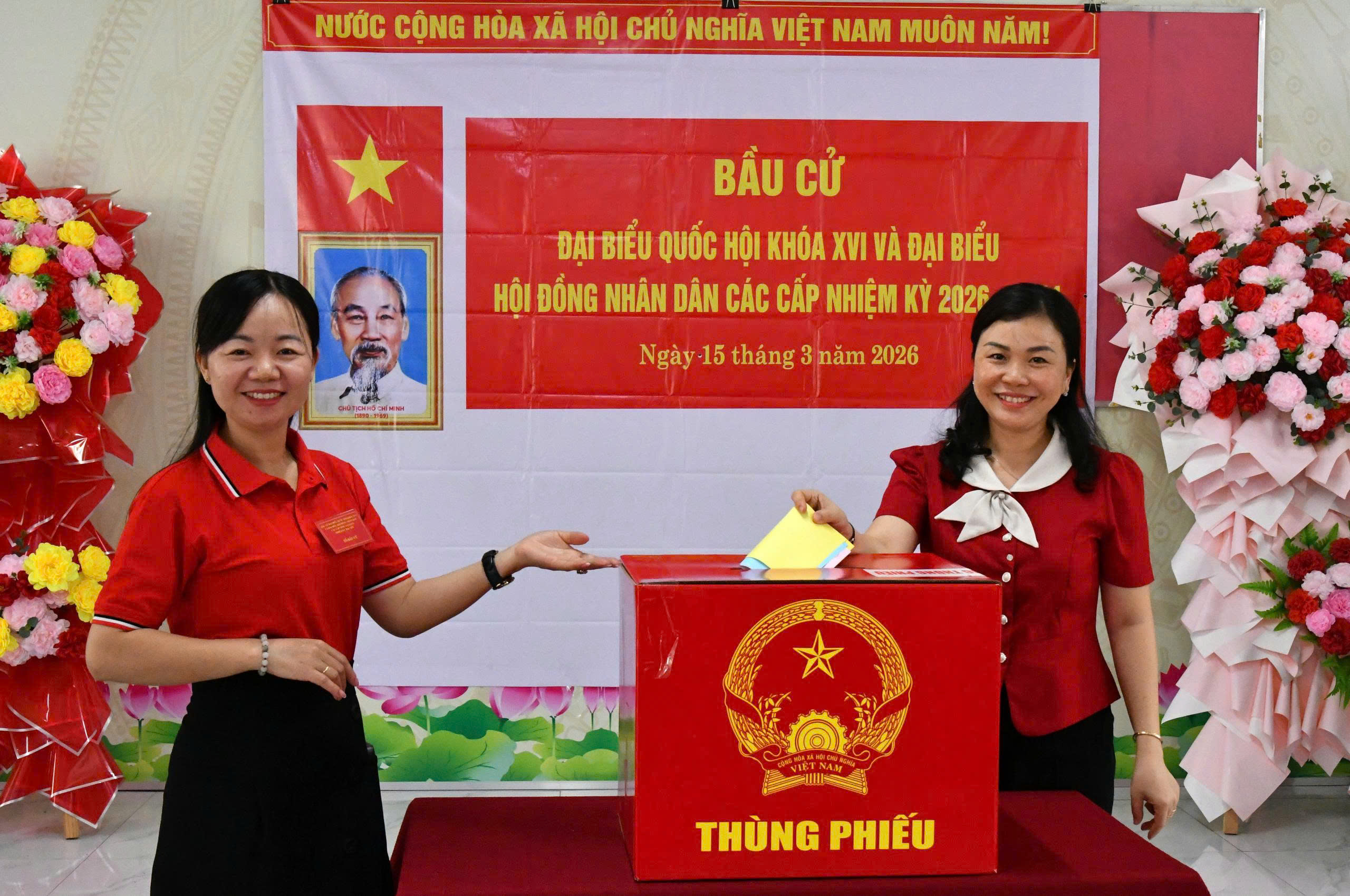 Ảnh 4: Cử tri đi bầu cử