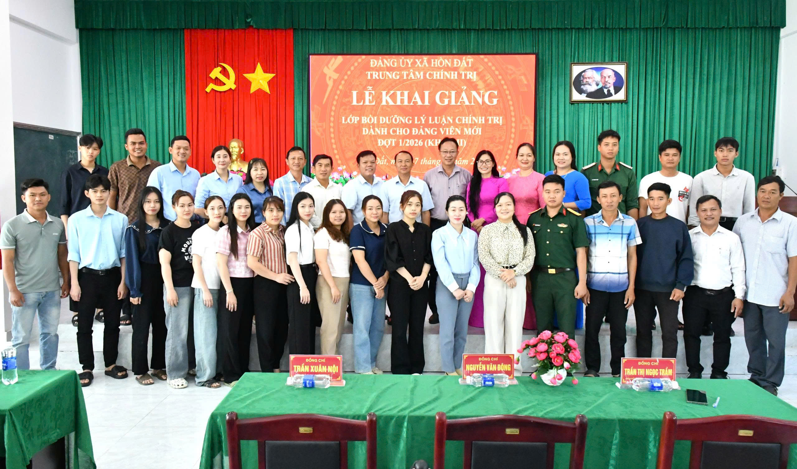 Ảnh 2: Lãnh đạo các xã chụp ảnh lưu niệm cùng các học viên lớp bồi dưỡng lý luận chính trị dành cho đảng viên mới đợt 1/2026, khoá 2.