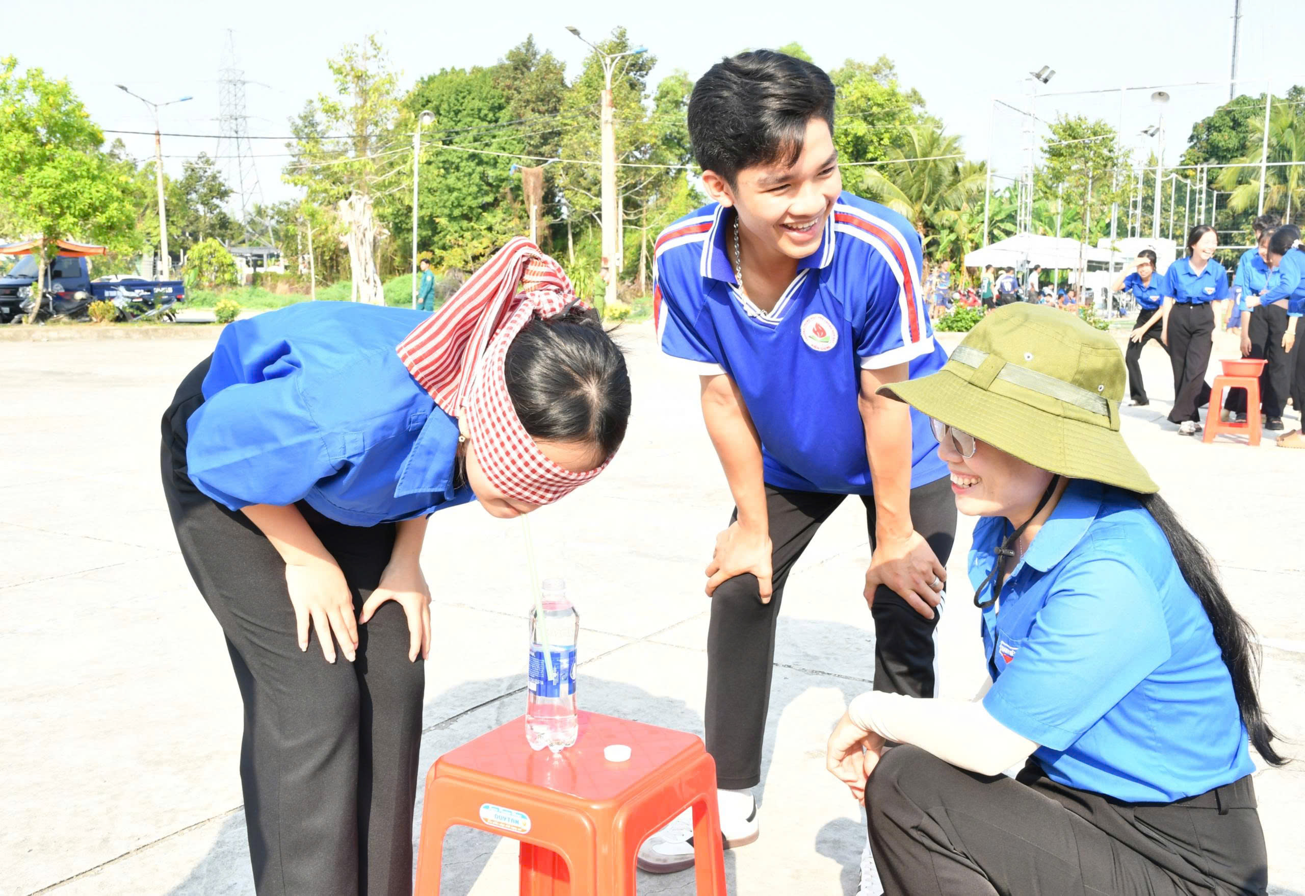 Ảnh 3:Tham gia trò chơi dùng muỗng chuyền bột