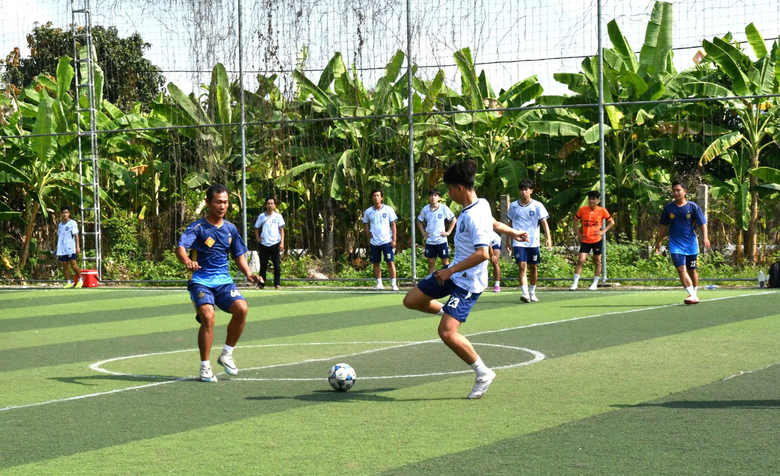 Ảnh 6: Giao lưu bóng đá nam