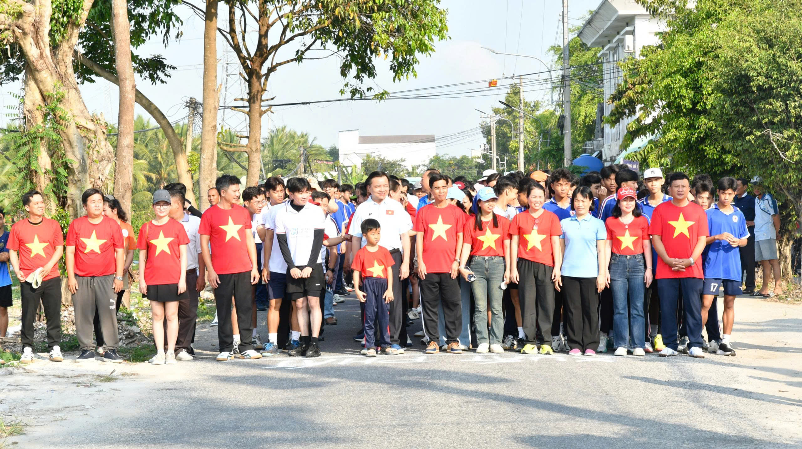 Ảnh 2: Các vận động viên chuẩn bị xuất phát