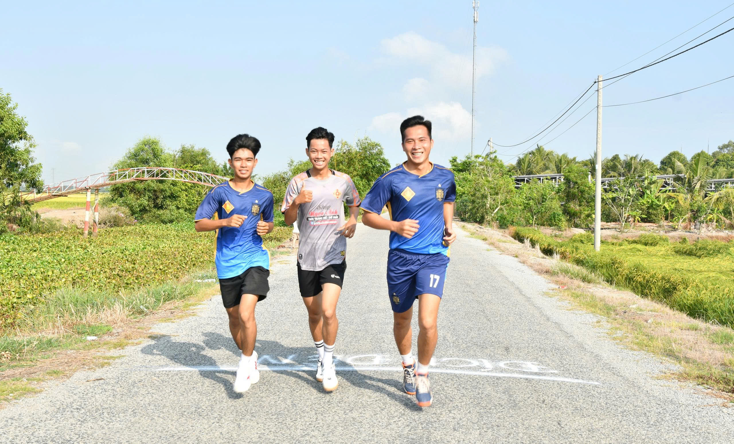 Ảnh 3, 4 : Các vận động viên tham gia chạy Olympic vì sức khỏe toàn dân – Vì an ninh Tổ quốc” năm 2026