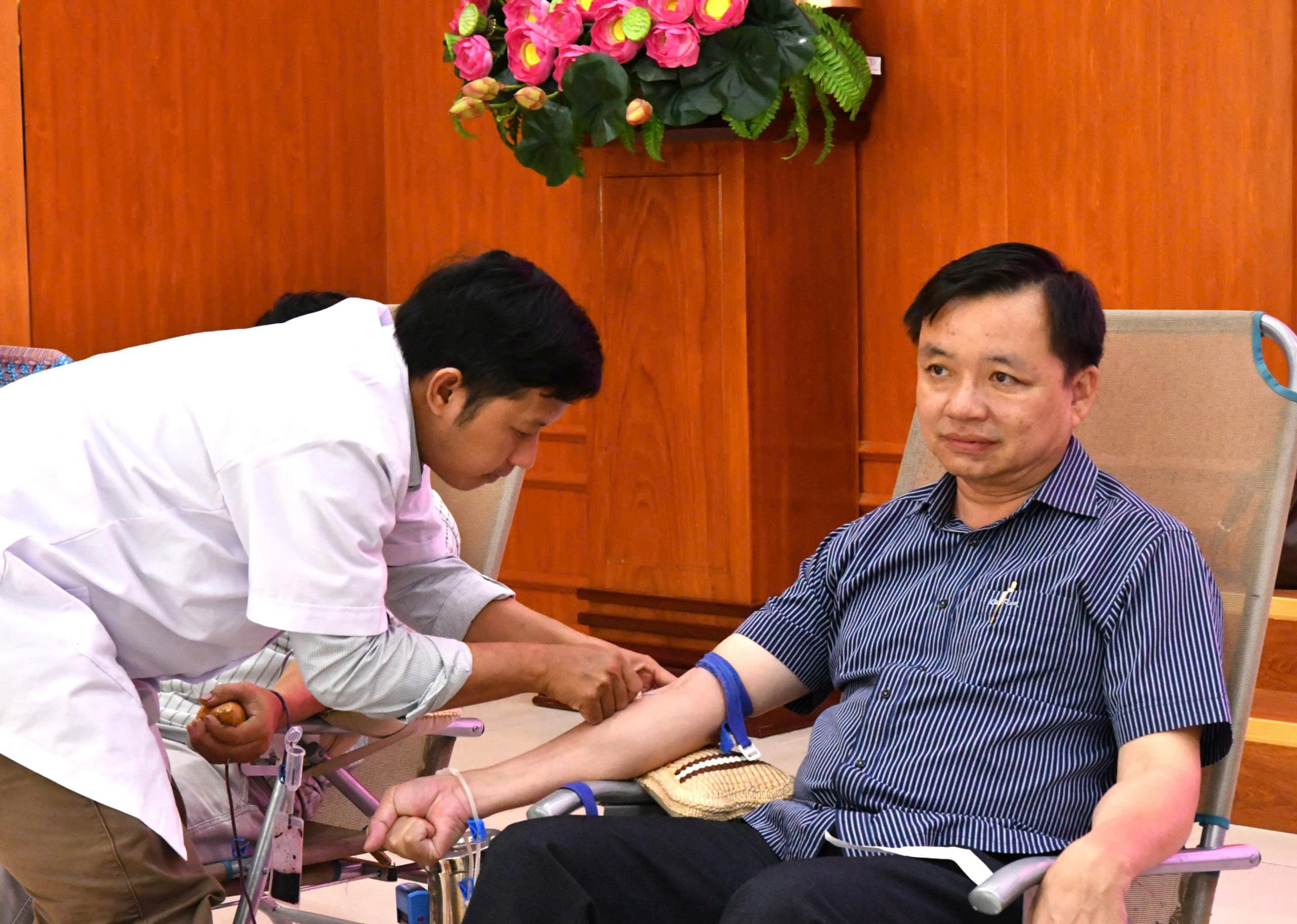 Ảnh 1: Đồng chí Dương Minh Tâm – Bí thư Đảng uỷ xã Hòn Đất tham gia hiến máu