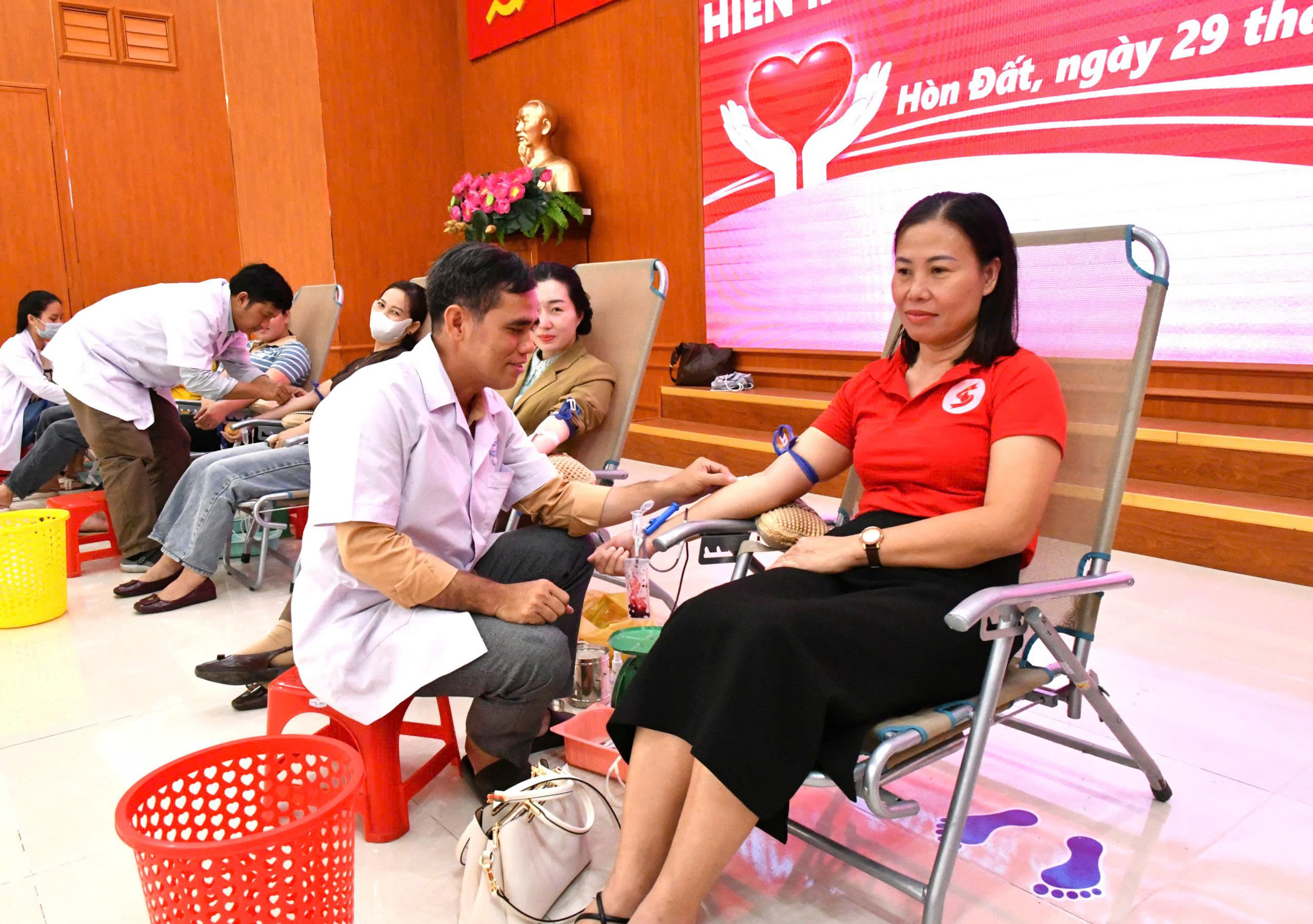 Ảnh 2: Chủ tịch UBND xã Hòn Đất Phạm Thu Thuỷ tham gia hiến máu tình nguyện