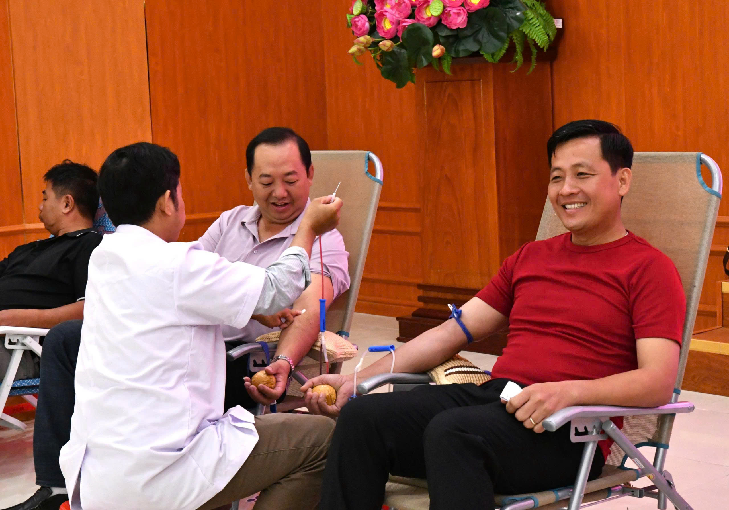 Ảnh 3: Đồng chí Vũ Đức Thiện – Phó Chủ tịch UBND xã Hòn Đất tham gia hiến máu tình nguyện