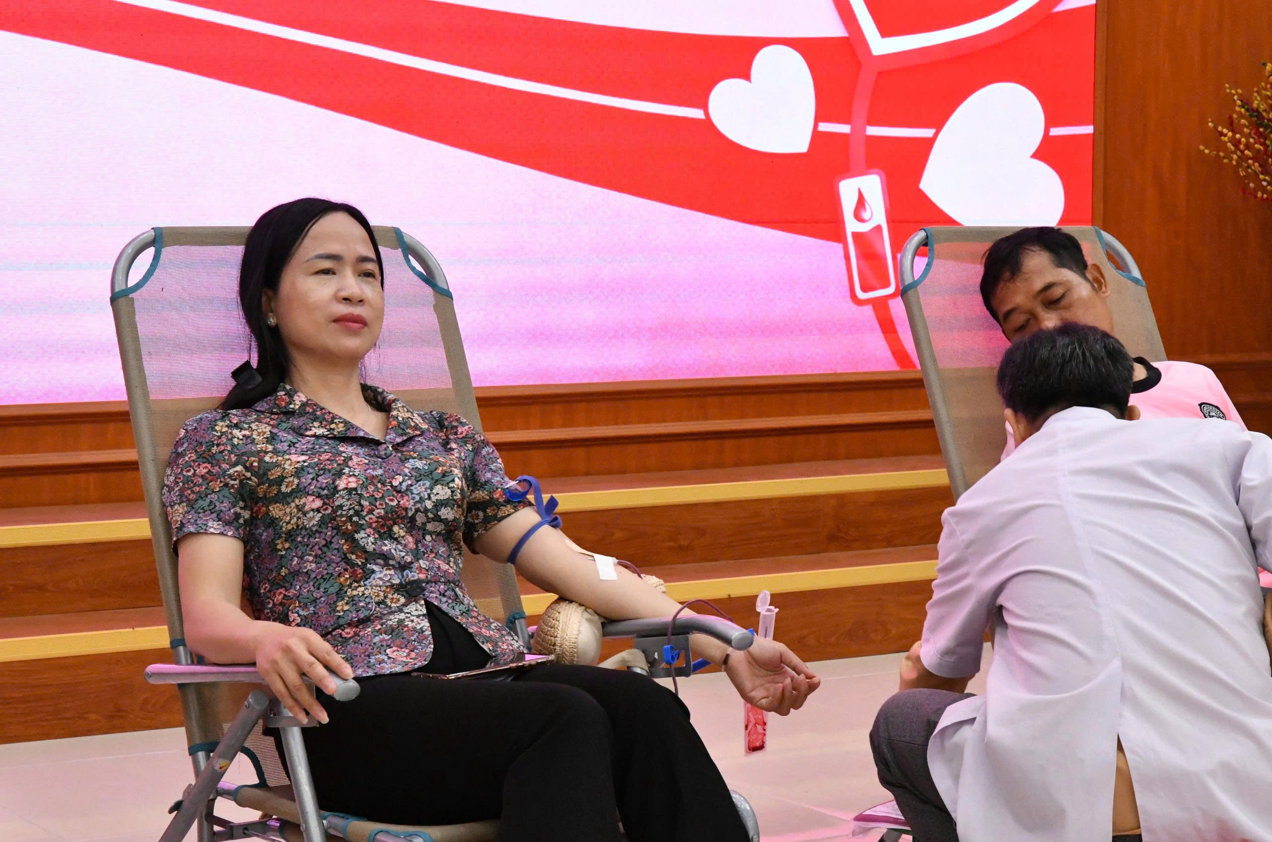 Ảnh 3: Đồng chí Vũ Đức Thiện – Phó Chủ tịch UBND xã Hòn Đất tham gia hiến máu tình nguyện