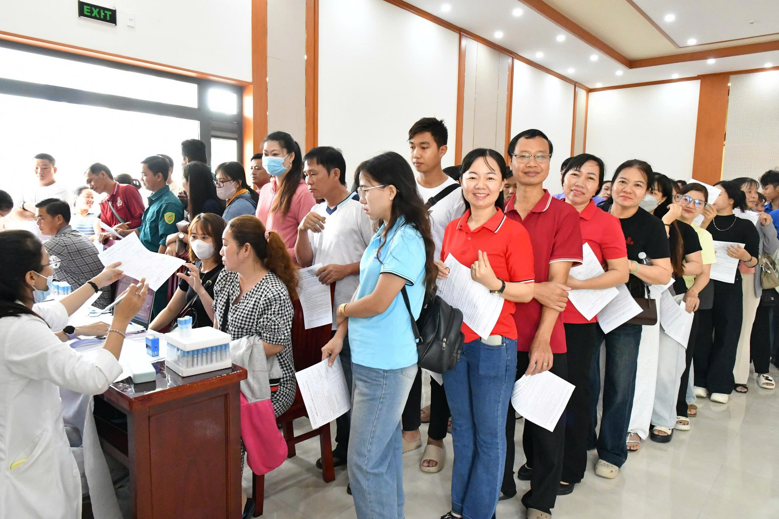 Ảnh 4: Đồng chí Đào Thị Thu Huyền -Phó Chủ tịch UBND xã Hòn Đất tham gia hiến máu tình nguyện