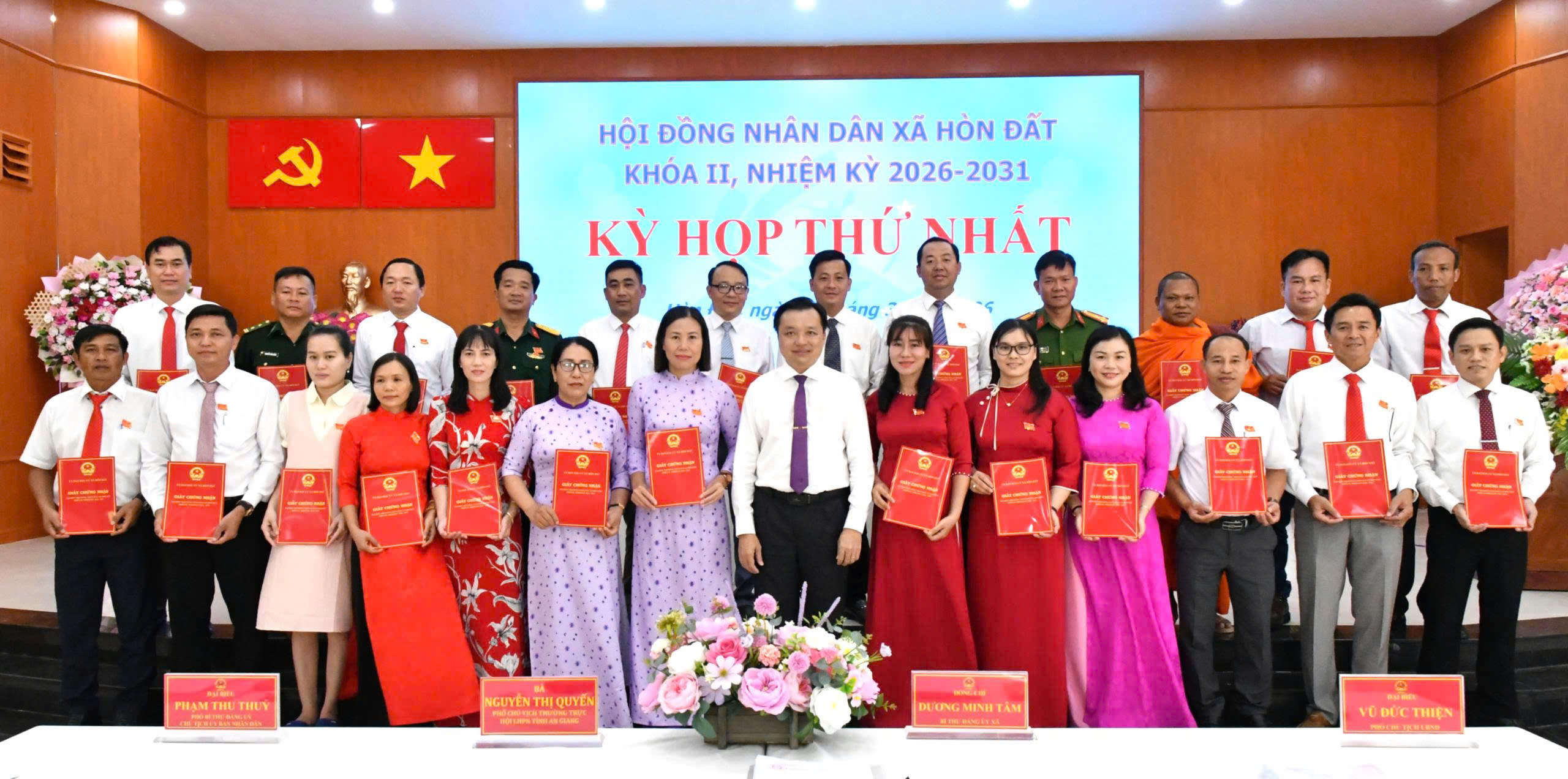 Ảnh 1: Bí thư Đảng uỷ xã Hòn Đất Dương Minh Tâm trao giấy chứng nhận của Uỷ ban bầu cử xã Hòn Đất  cho các đại biểu trúng cử đại biểu HĐND xã Hòn Đất, nhiệm kỳ 2026 – 2031